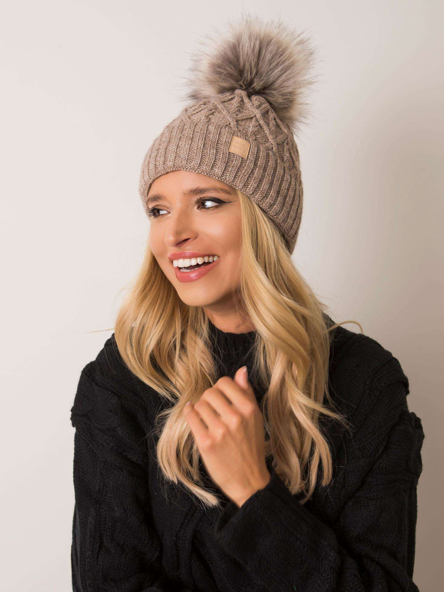Béžová dámska čiapka s brmbolcom JK-CZ-9.74-beige Veľkosť: ONE SIZE