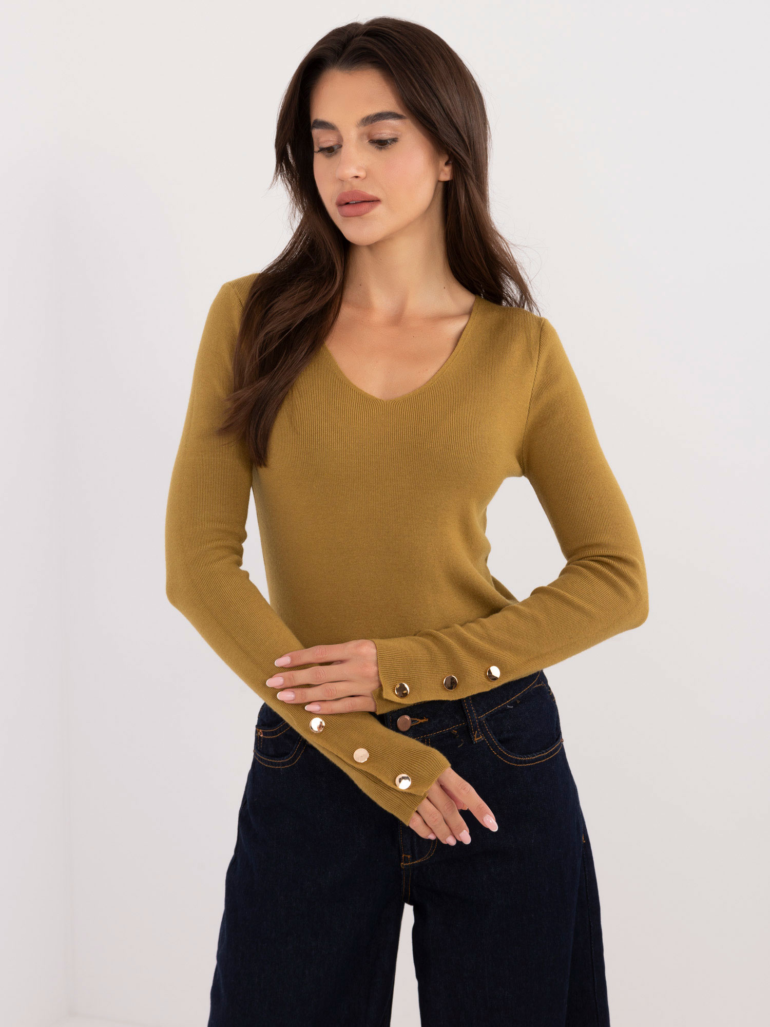 Olivový sveter s V výstrihom a ozdobnými cvočkami AT-SW-2334.91-olive Veľkosť: L/XL