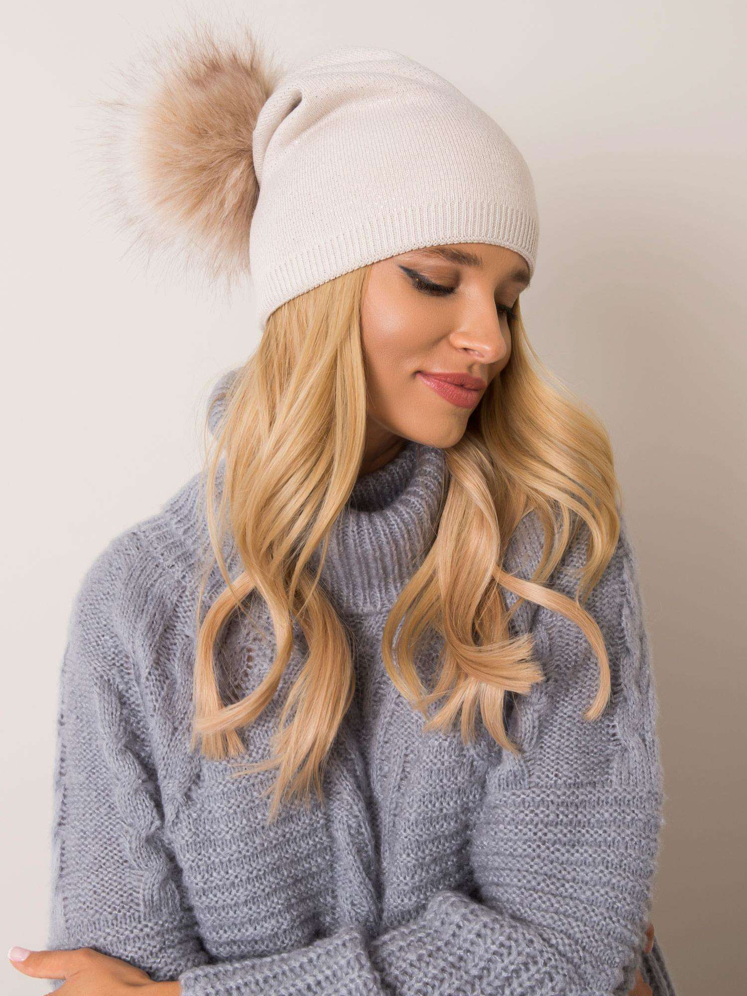 Béžová dámska čiapka s brmbolcom JK-CZ-14.72-beige Veľkosť: ONE SIZE
