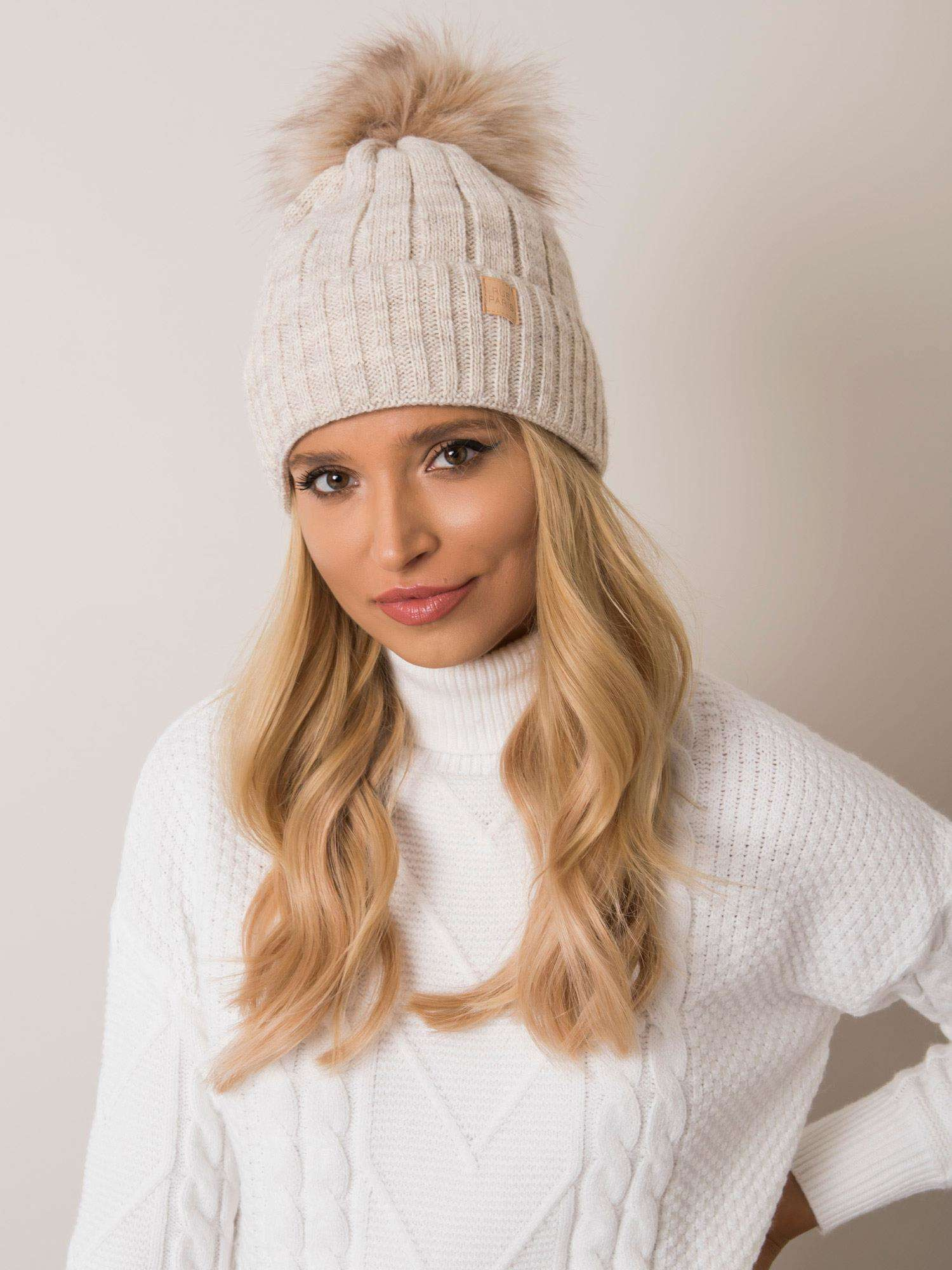 Dámska béžová čiapka s brmbolcom JK-CZ-8.71-beige Veľkosť: ONE SIZE