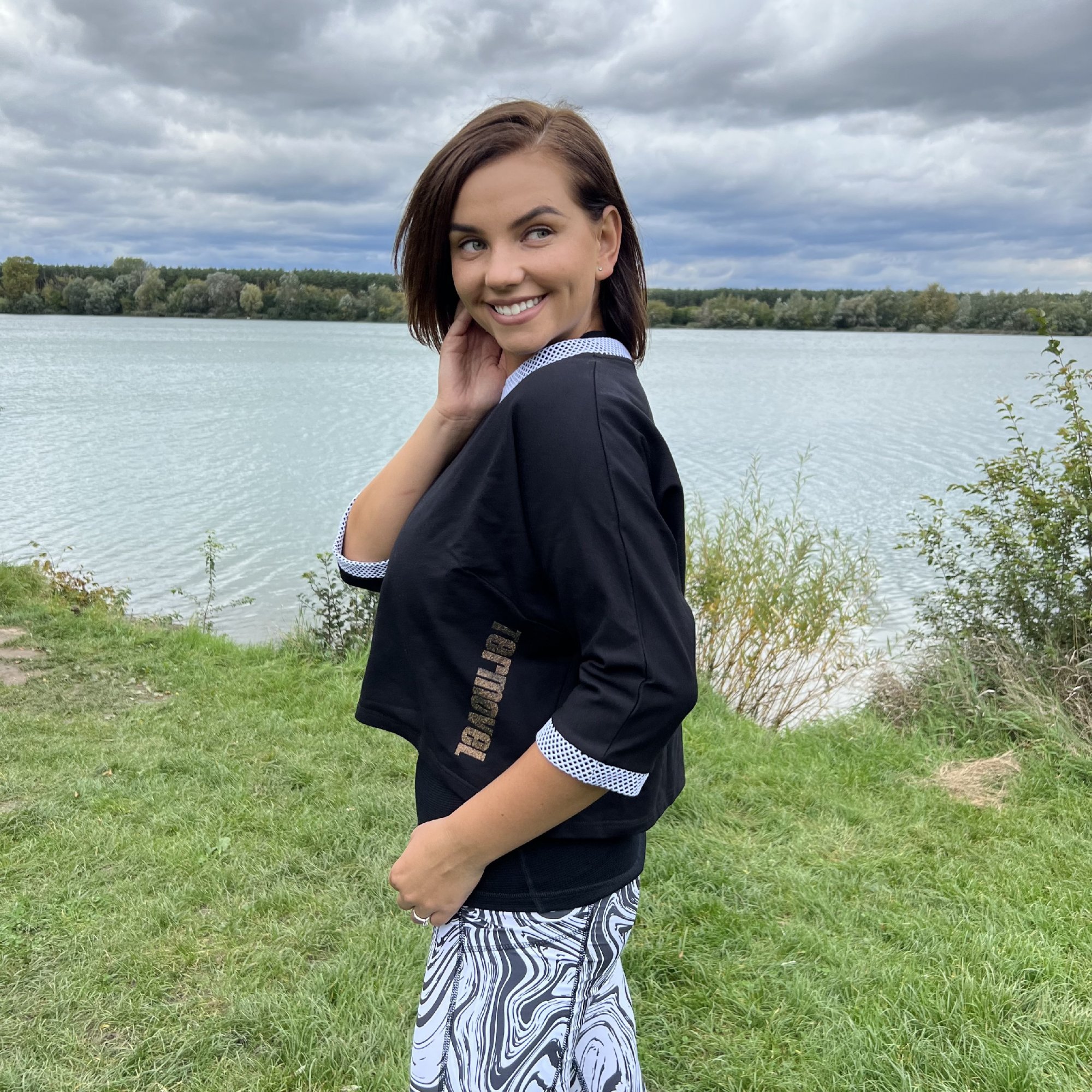 Čierna dámska mikina krátkeho strihu Veľkosť: 2XL