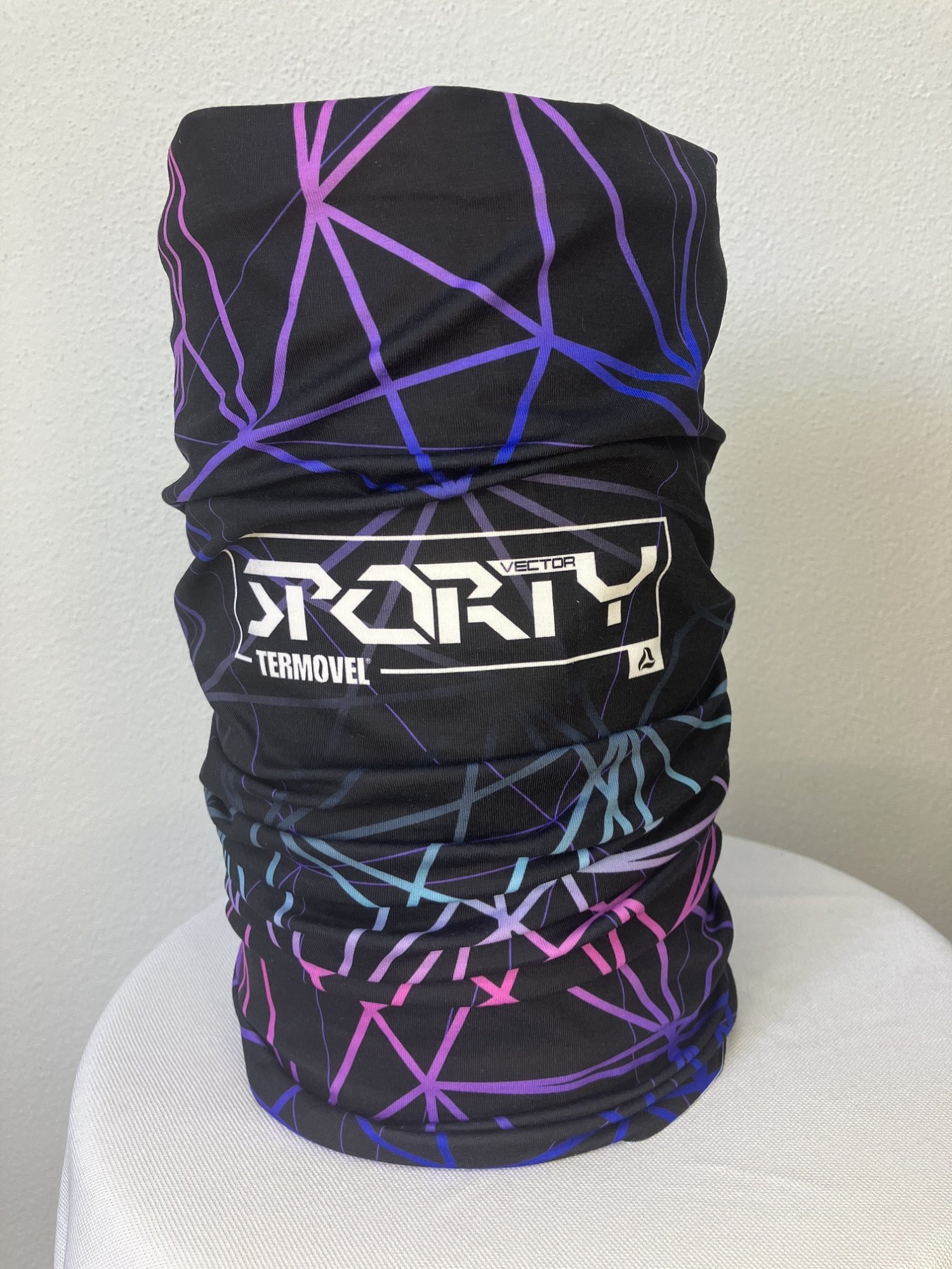 Čierny nákrčník s farebnou potlačou Veľkosť: ONE SIZE