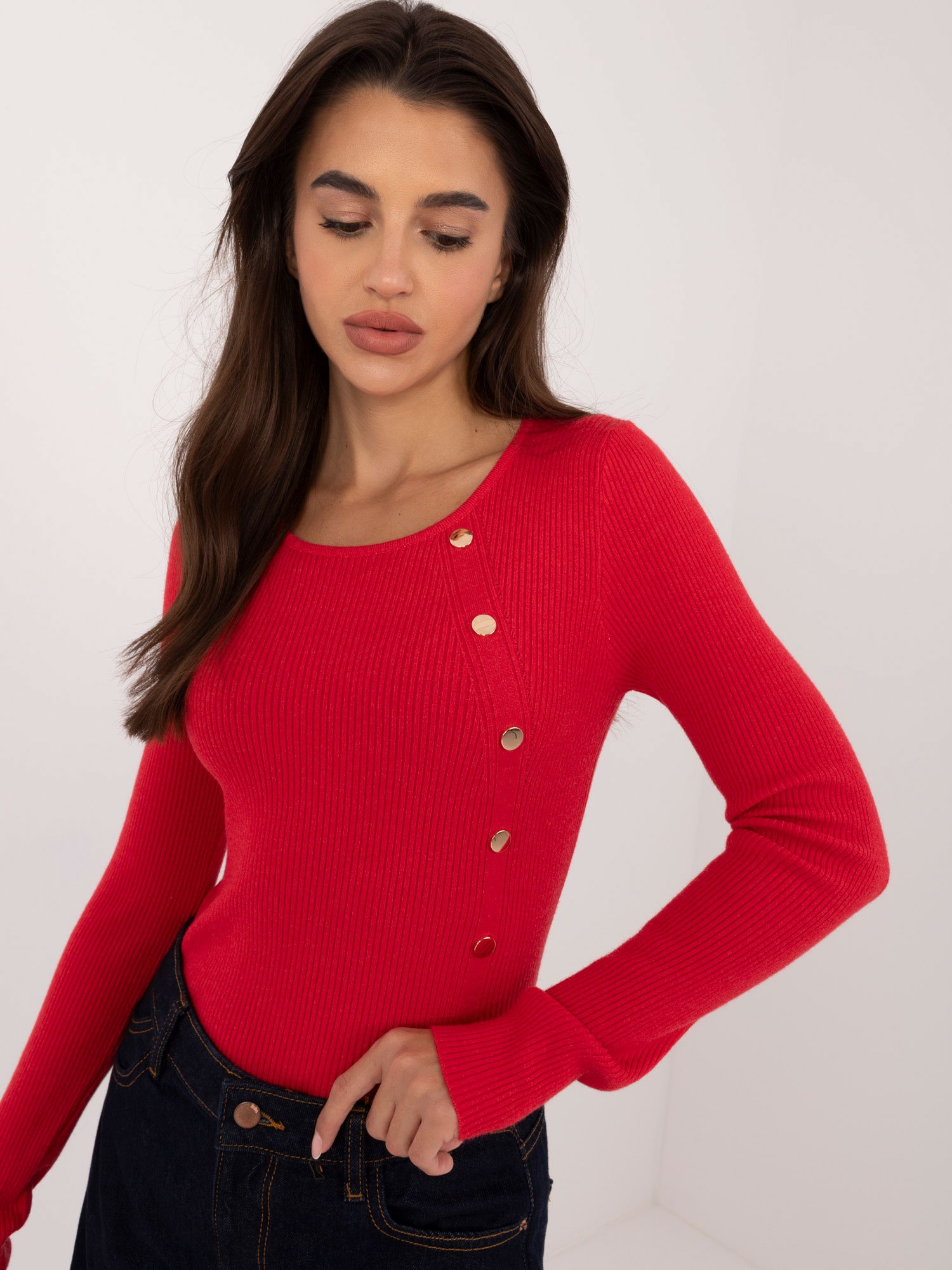 Červený rebrovaný sveter s ozdobnými cvočkami AT-SW-2332-2.62-red Veľkosť: L/XL