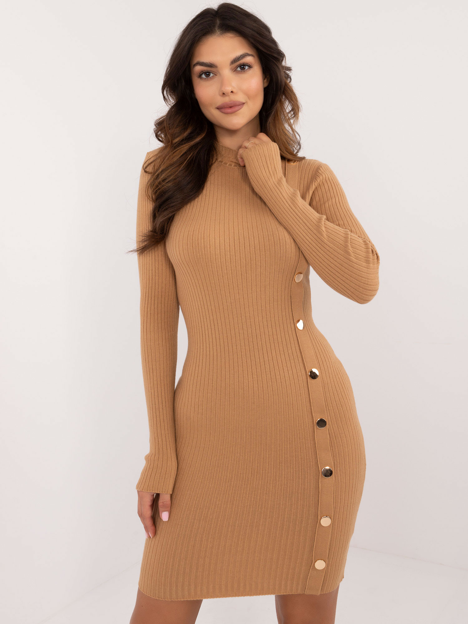 Camel pletené šaty so stojačikom a ozdobnými cvočkami AT-SK-2345-2.34-camel Veľkosť: L/XL
