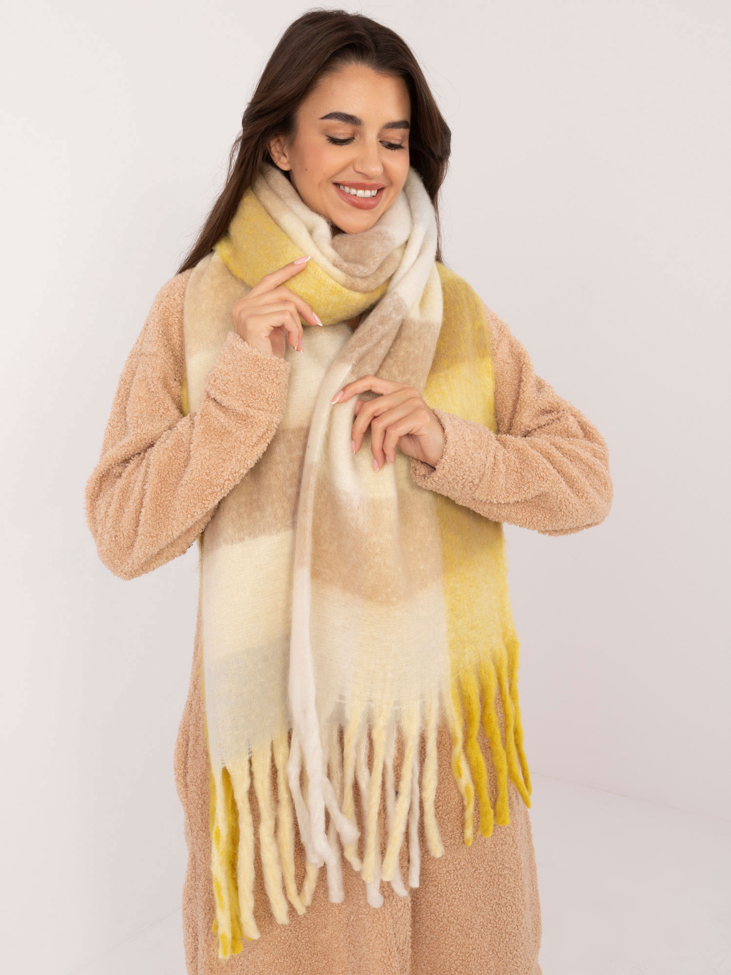 Žltý teplý šál s kockovaným vzorom -AT-SZ-2312502.53-yellow Veľkosť: ONE SIZE