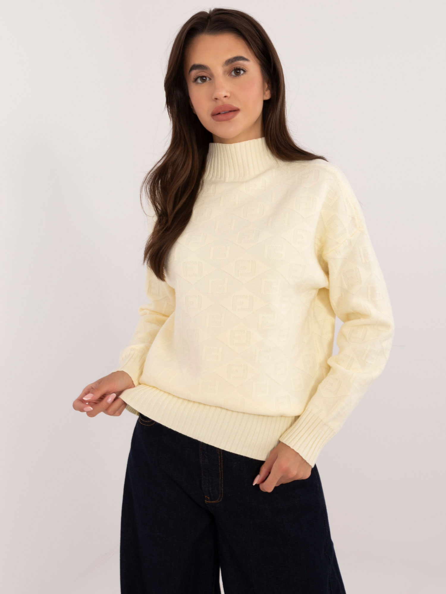 Vanilkový dámsky sveter so vzormi -AT-SW-2339.54-light yellow Veľkosť: ONE SIZE