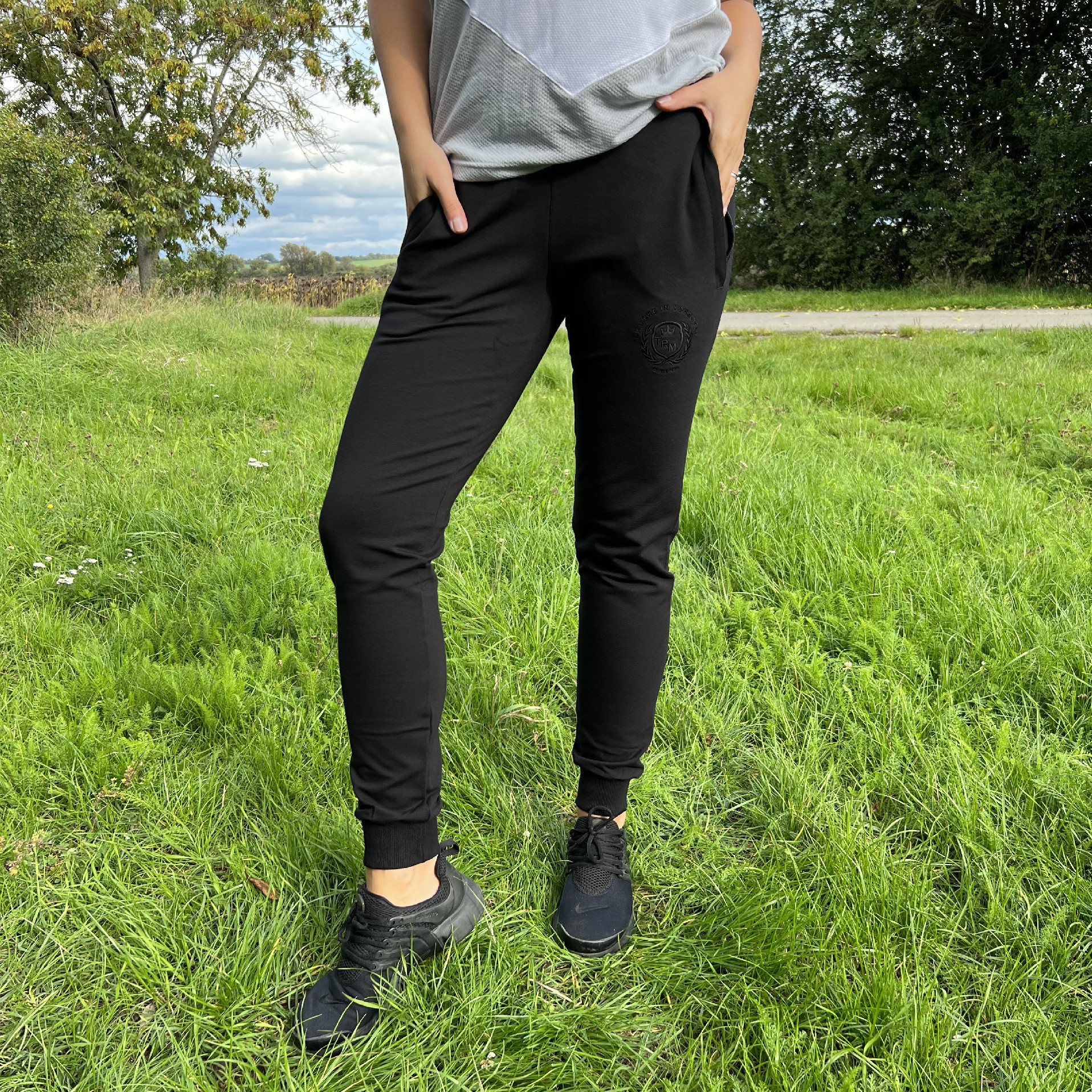 Dámske čierne bavlnené tepláky Veľkosť: M