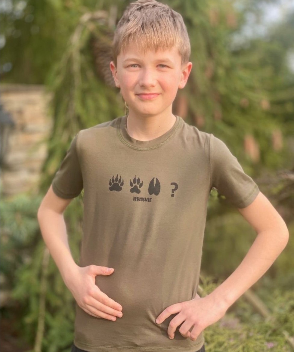 Khaki chlapčenské tričko s potlačou zvieracích stôp Veľkosť: 140