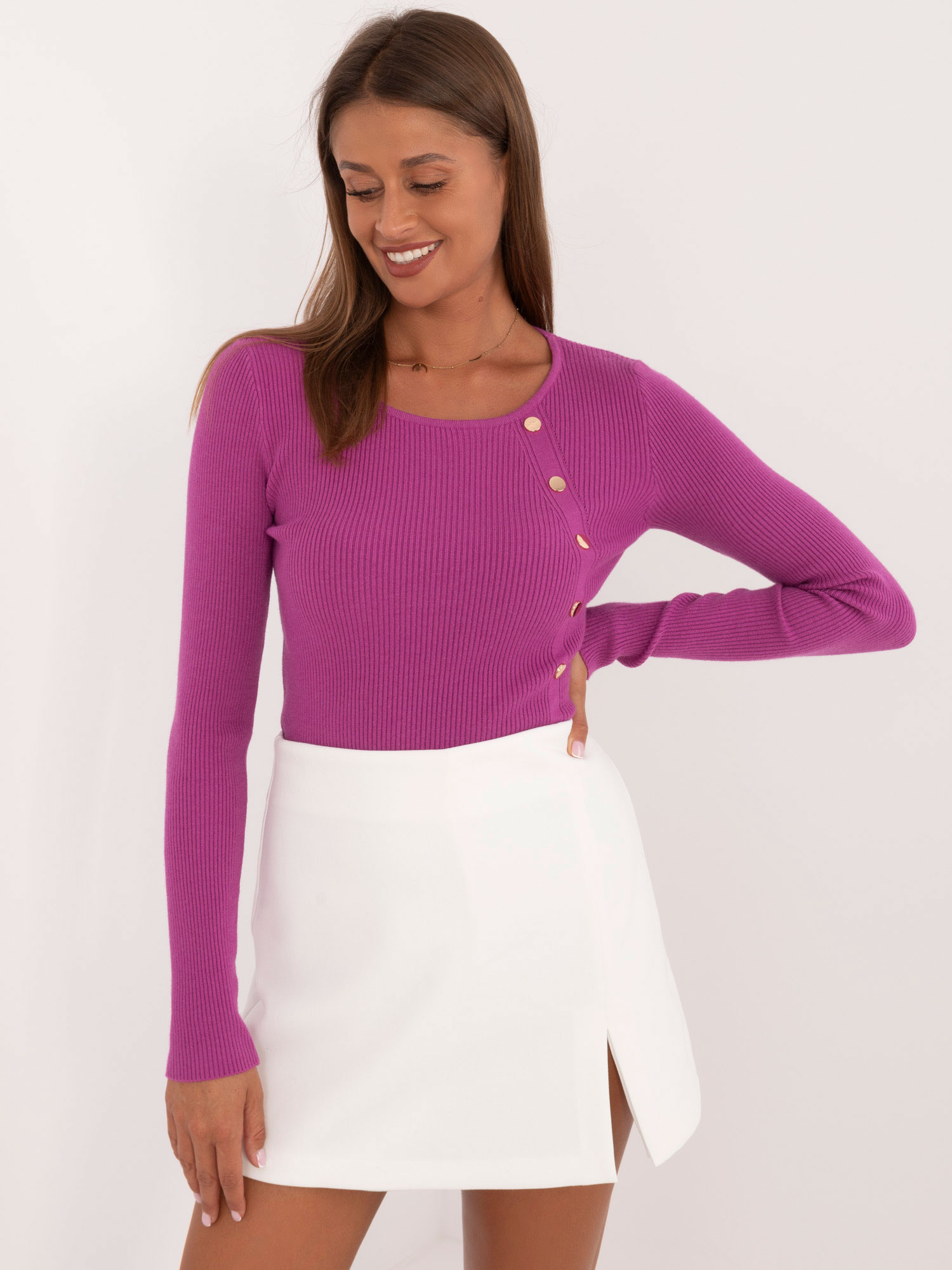 Fialový rebrovaný sveter s ozdobnými cvočkami AT-SW-2332-2.65-dark purple Veľkosť: L/XL
