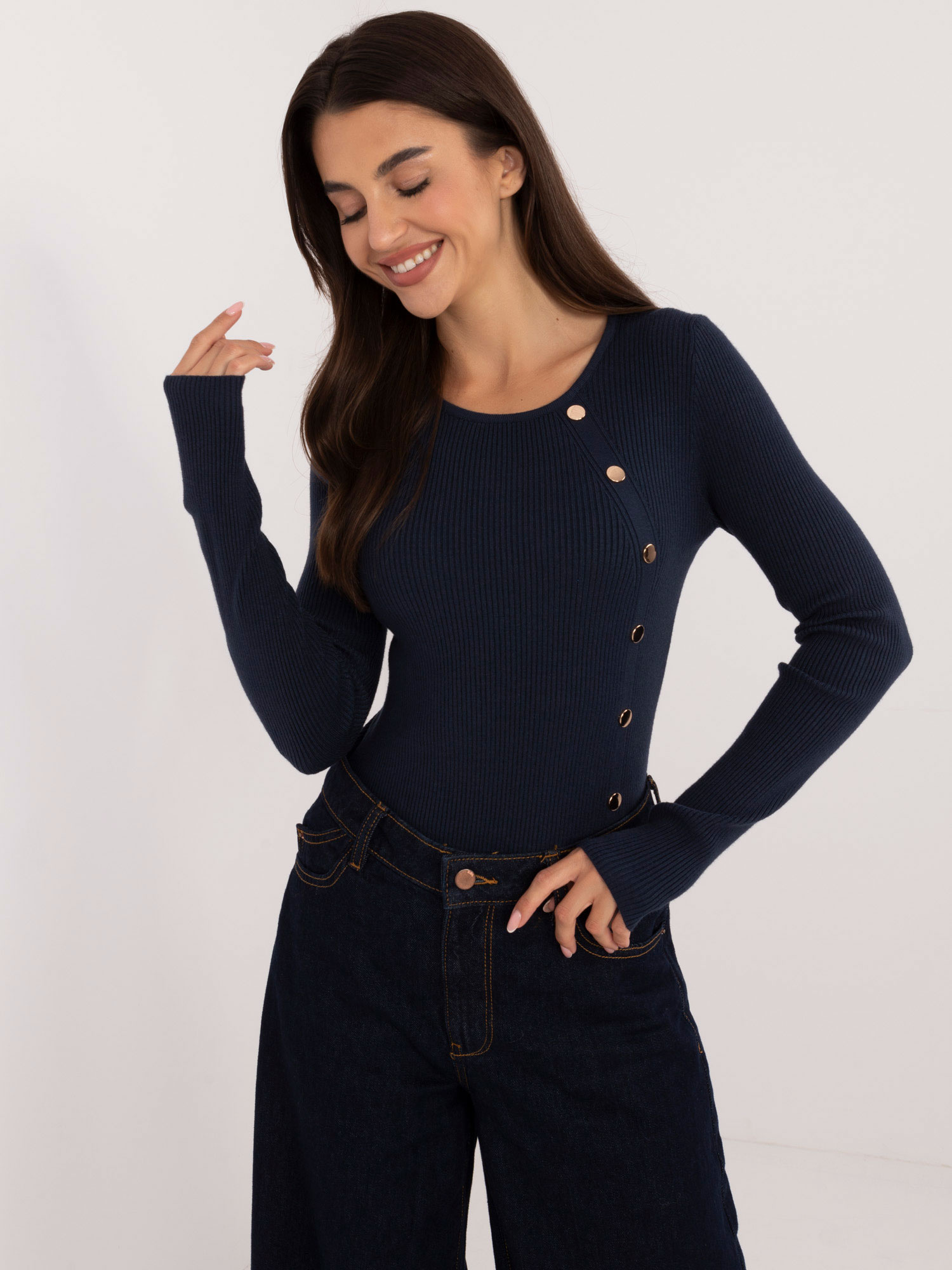 Tmavomodrý rebrovaný sveter s ozdobnými cvočkami AT-SW-2332-2.65-dark blue Veľkosť: L/XL