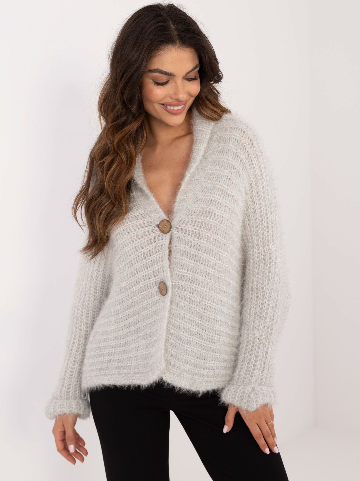Svetlosivý sveter s V výstrihom a zapínaním na gombíky TW-SW-BI-25002.88P-light grey Veľkosť: ONE SIZE