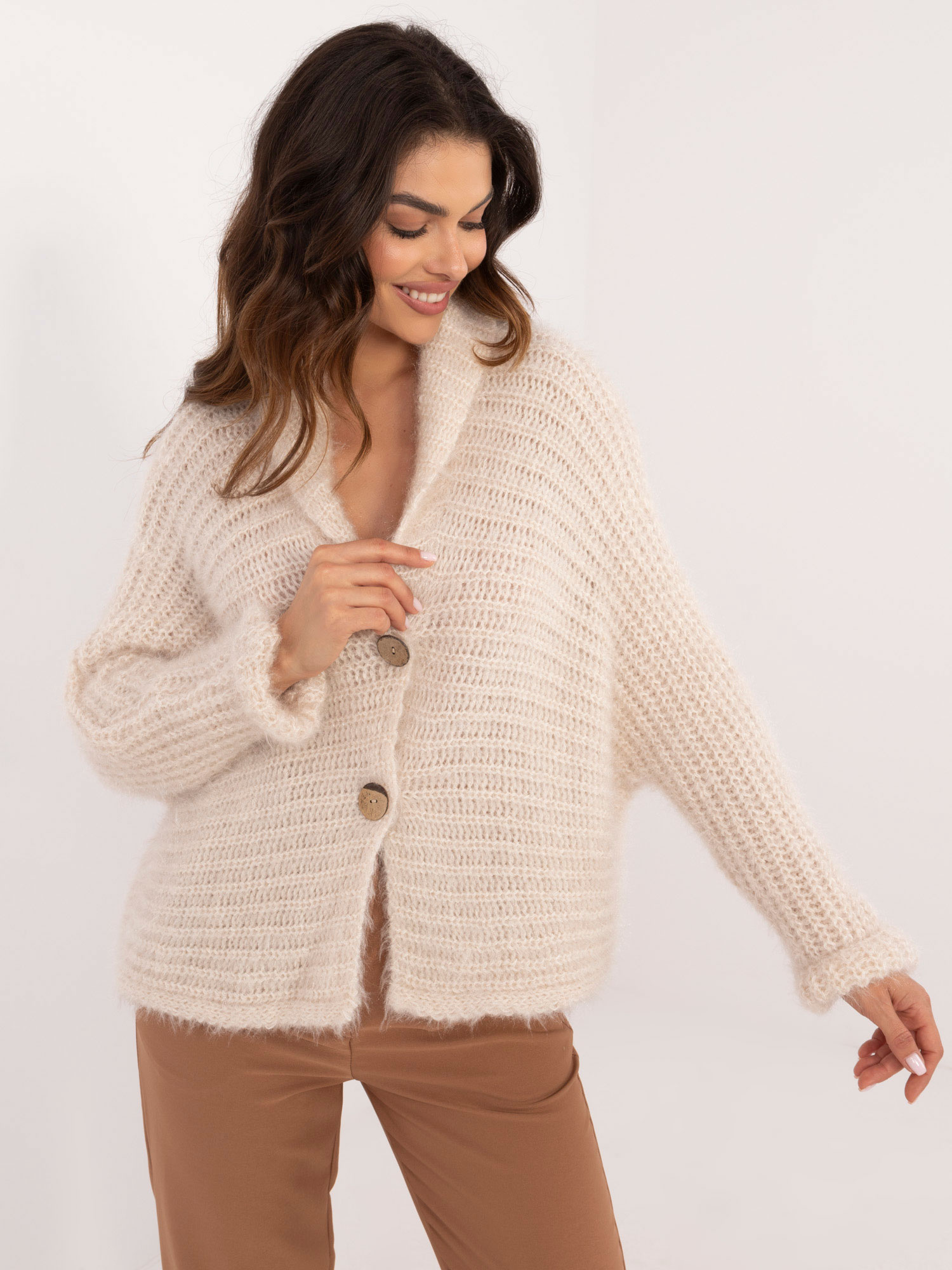 Svetlobéžový sveter s V výstrihom a zapínaním na gombíky TW-SW-BI-25002.88P-light beige Veľkosť: ONE SIZE