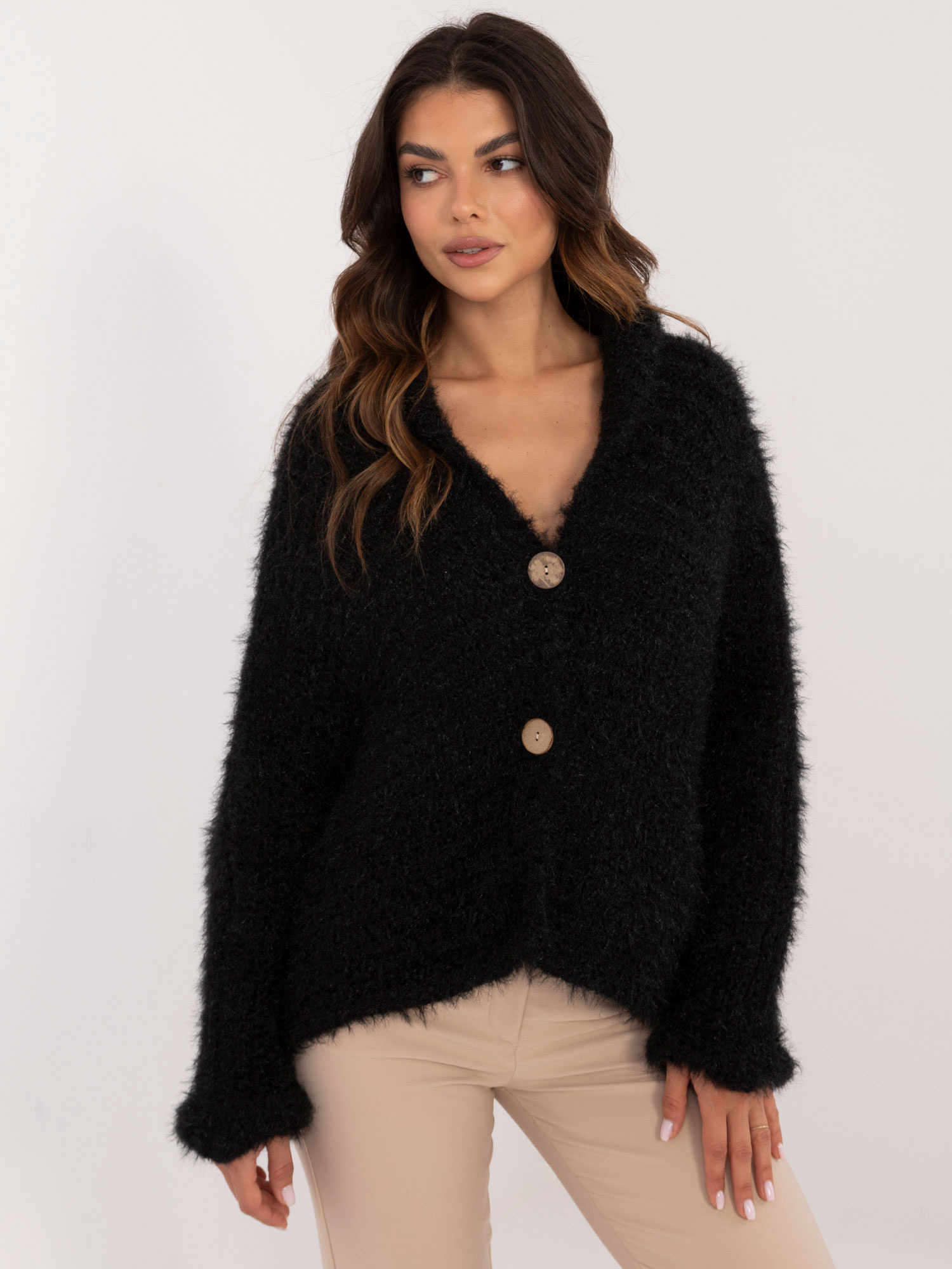 Čierny sveter s V výstrihom a zapínaním na gombíky TW-SW-BI-25002.88P-black Veľkosť: ONE SIZE