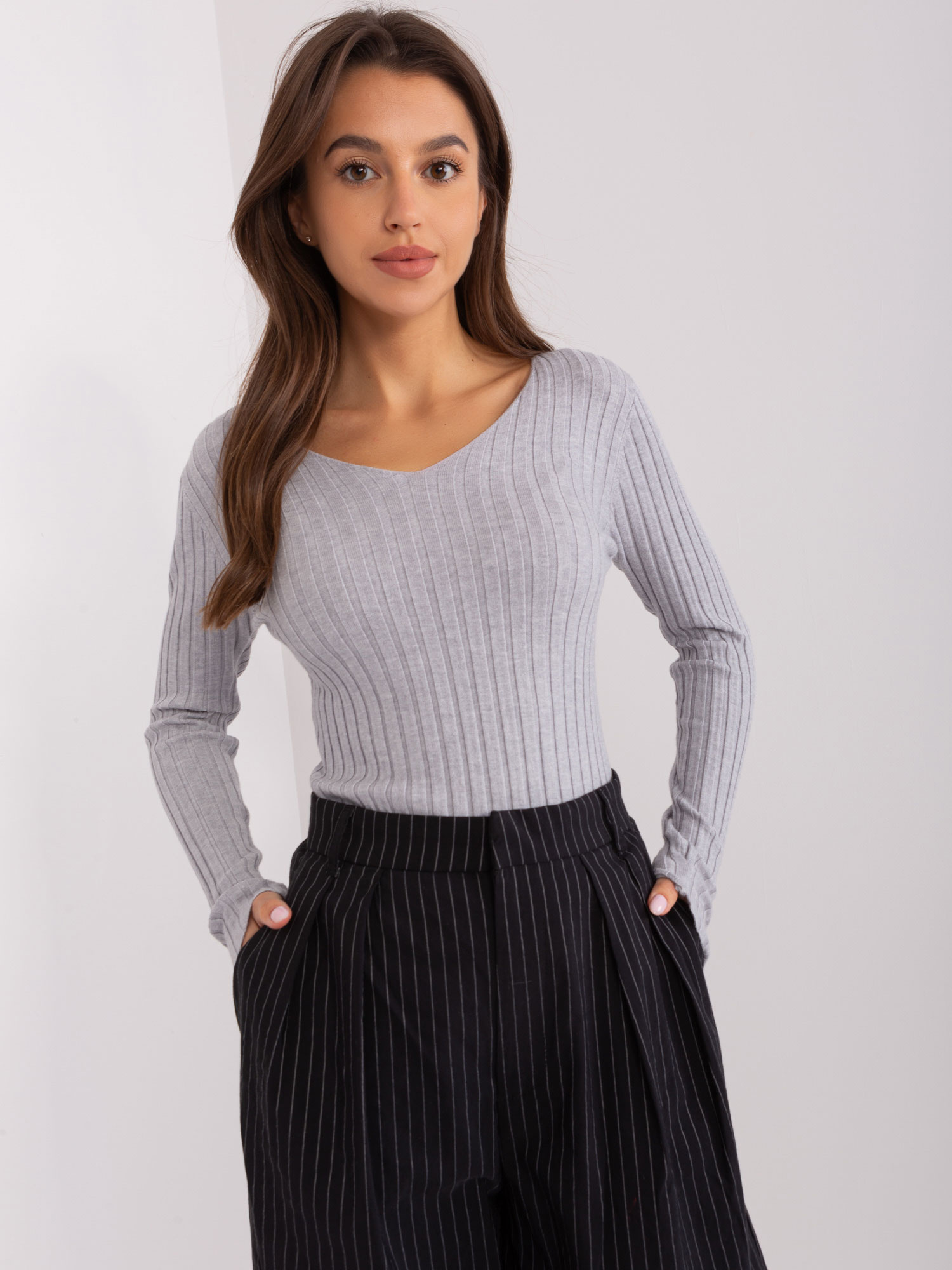 Svetlosivý rebrovaný sveter s výstrihom PM-SW-PM1088.25-light grey Veľkosť: M/L