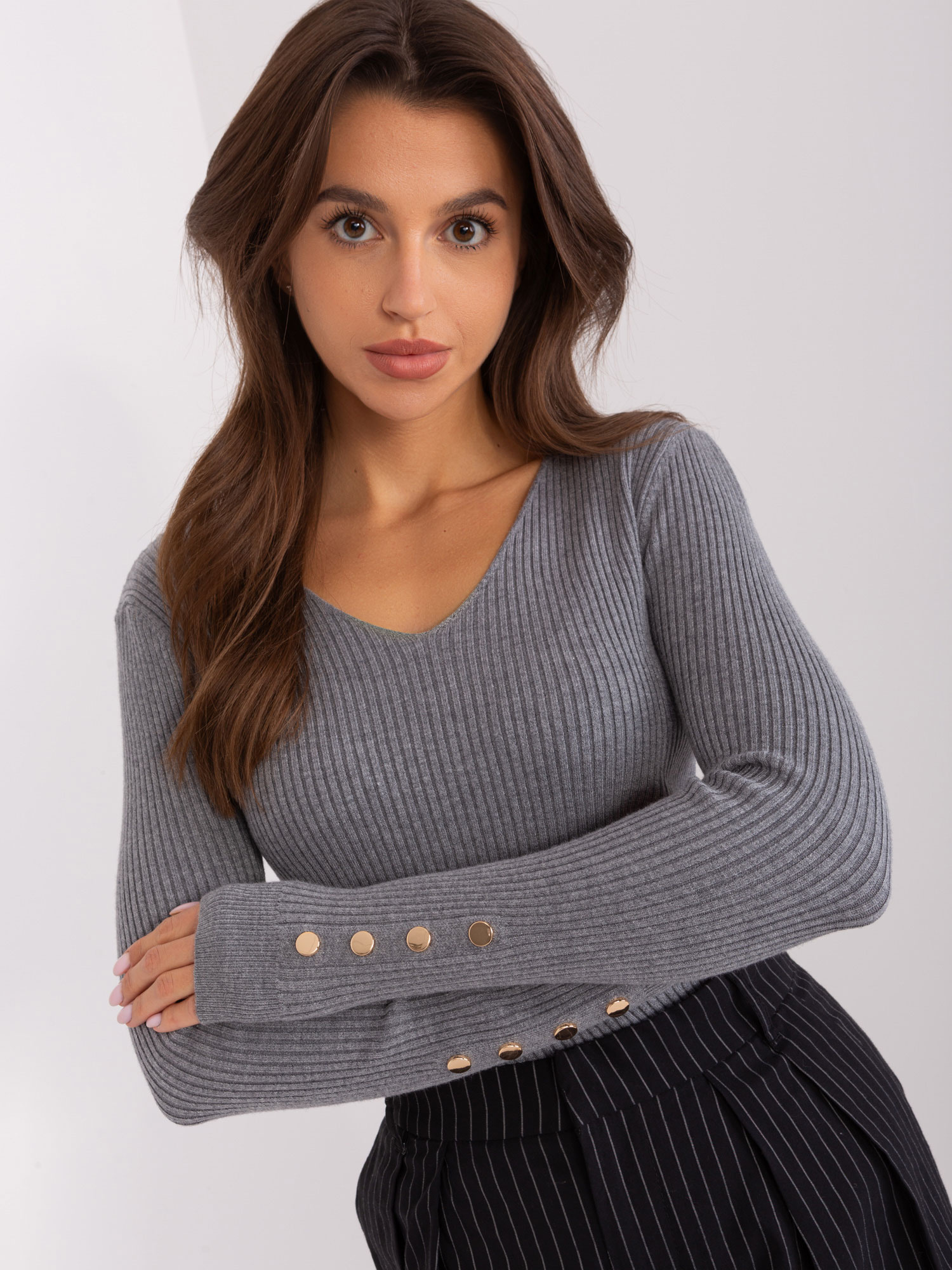 Sivý rebrovaný sveter s výstrihom PM-SW-PM305.22-dark grey Veľkosť: S/M