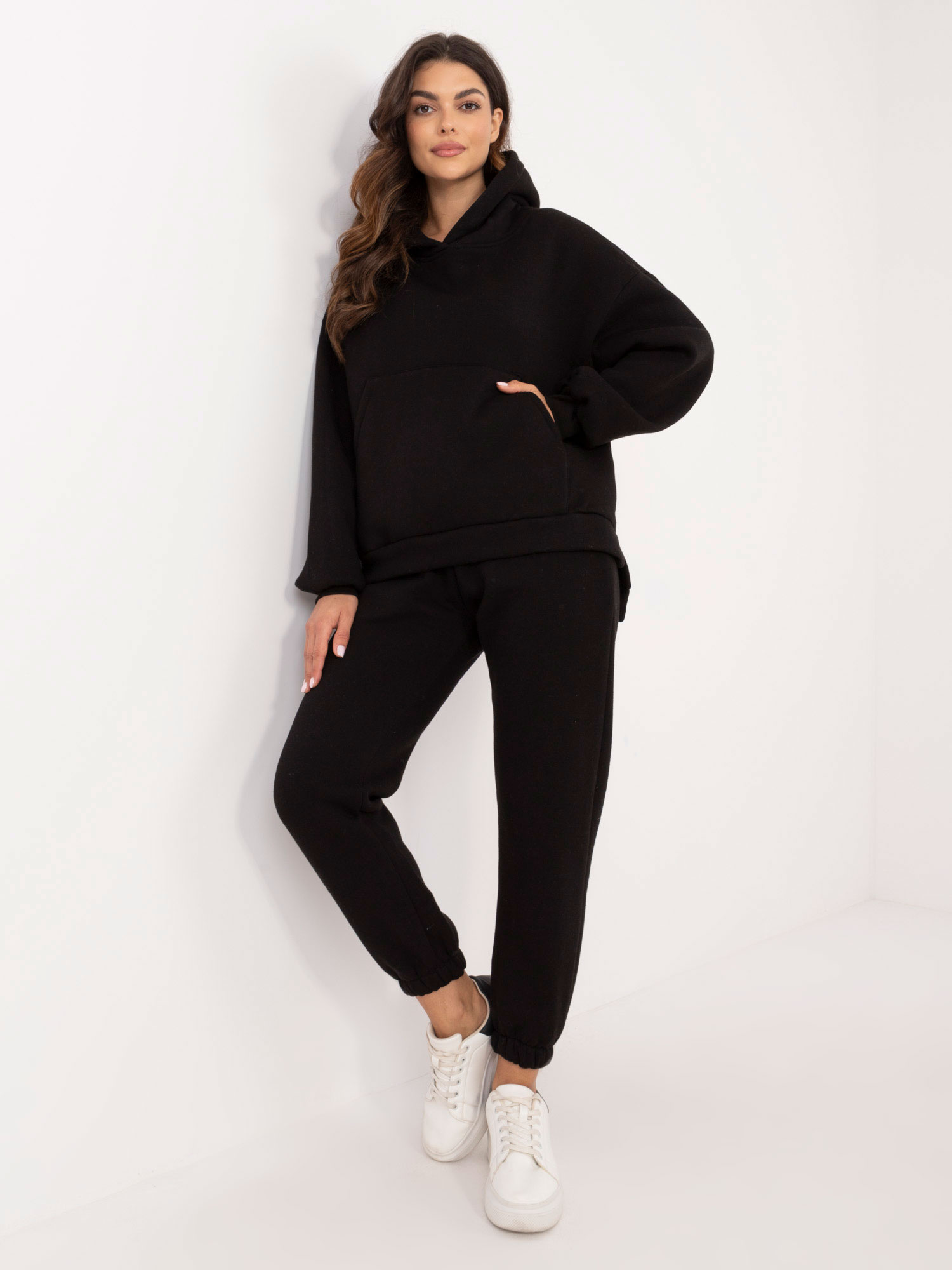 Čierna dámska tepláková súprava s asymetrickou mikinou EM-KMPL-630-2.94-black Veľkosť: ONE SIZE
