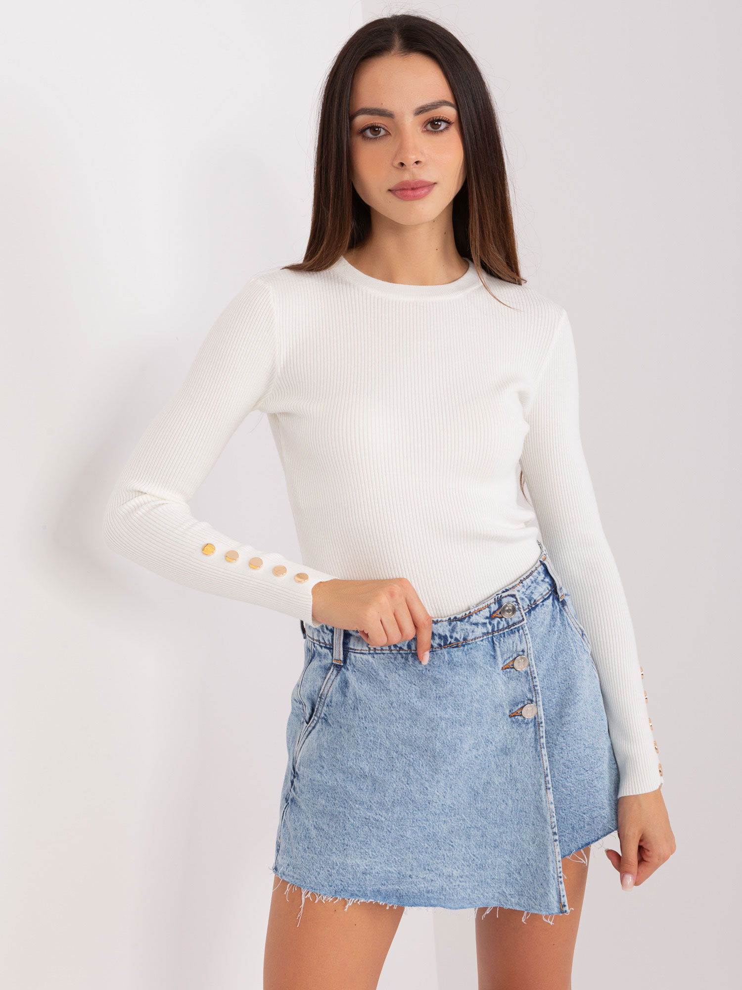 Smotanový sveter s ozdobnými gombíkmi na rukávoch -PM-SW-PM685.39P-ecru Veľkosť: S/M