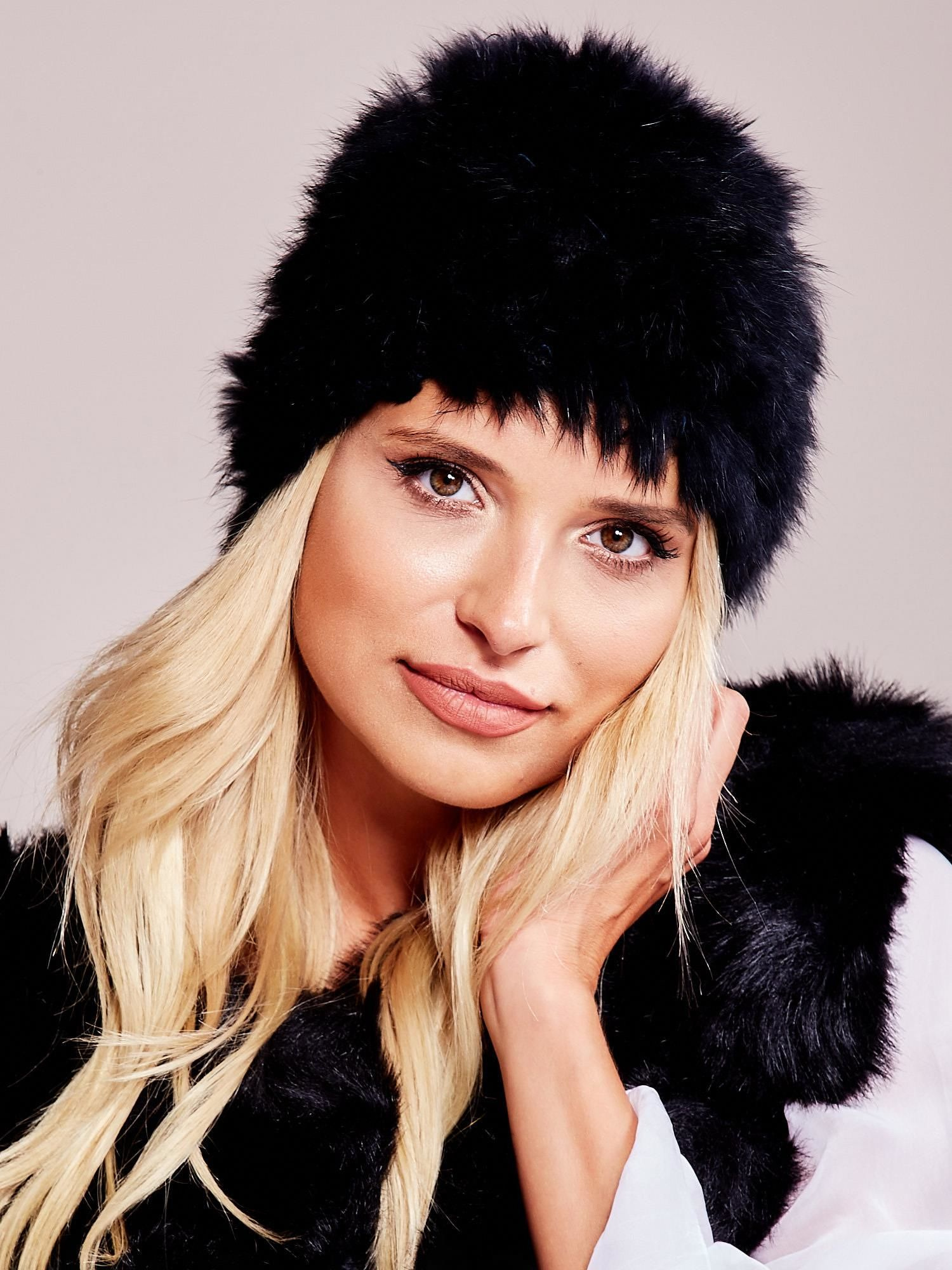 Dámska čierna čiapka AT-CZ-16801.38-black Veľkosť: ONE SIZE