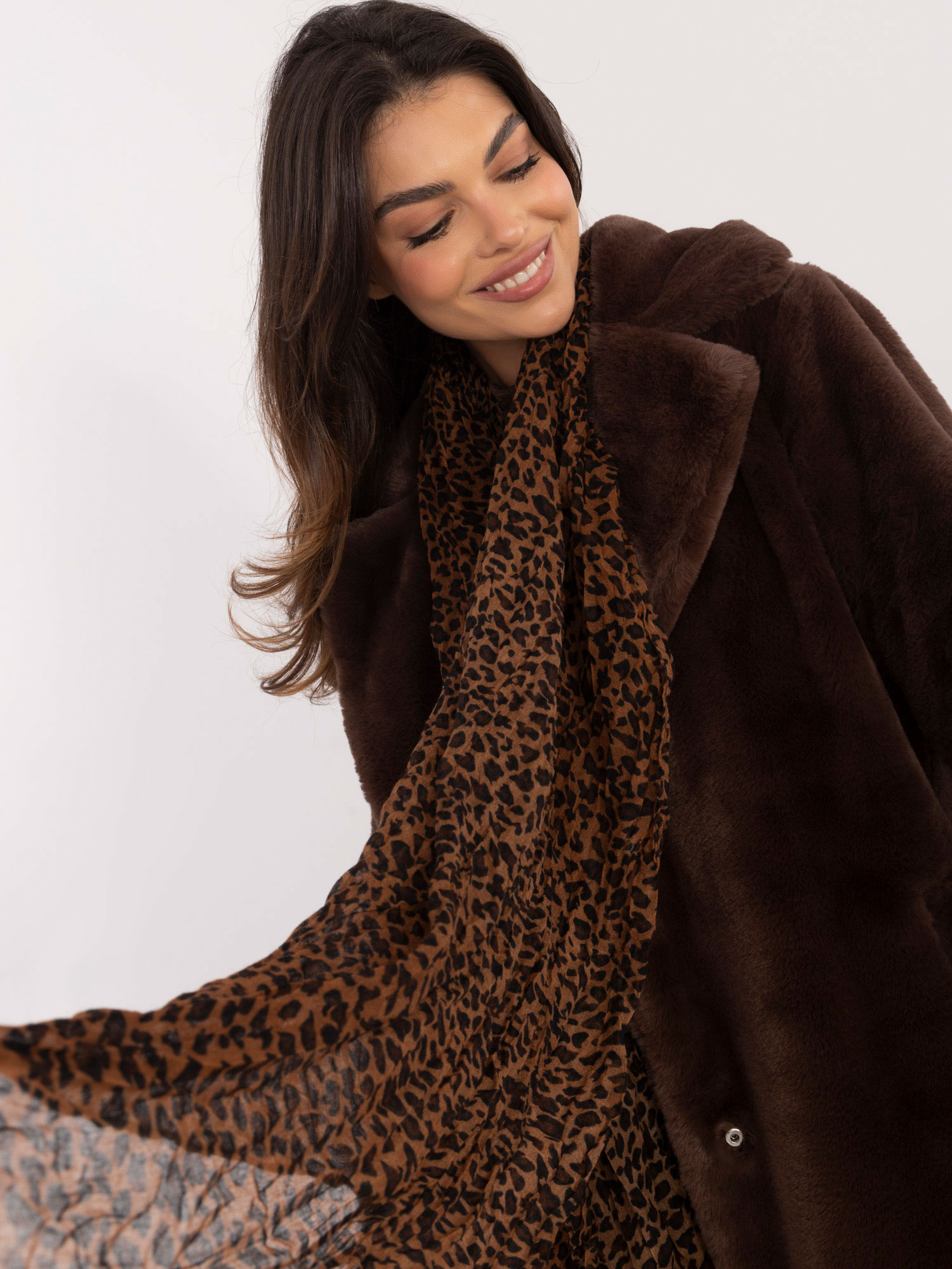 Hnedá dámska šatka s leopardím vzorom AT-CH-5091.43P-brown Veľkosť: ONE SIZE