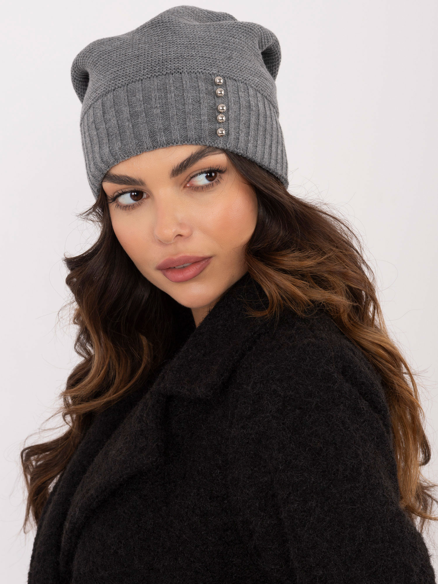 Tmavosivá zimná čiapka s korálkami JK-CZ-13-1.20-dark grey Veľkosť: ONE SIZE