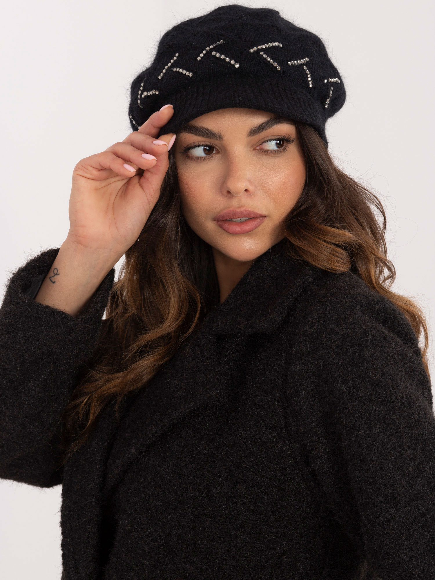 Čierny dámsky teplý baret s kamienkami AT-CZ-BF-38722-7.55-black Veľkosť: ONE SIZE