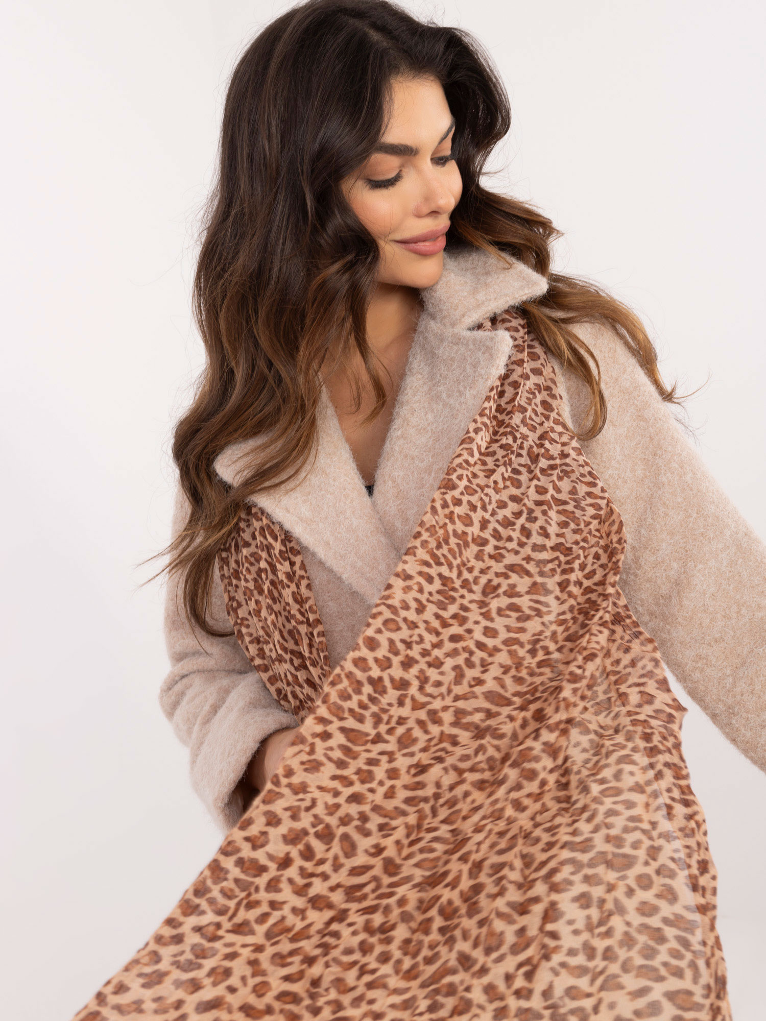 Svetlohnedá dámska šatka s leopardím vzorom AT-CH-5091.43P-camel Veľkosť: ONE SIZE