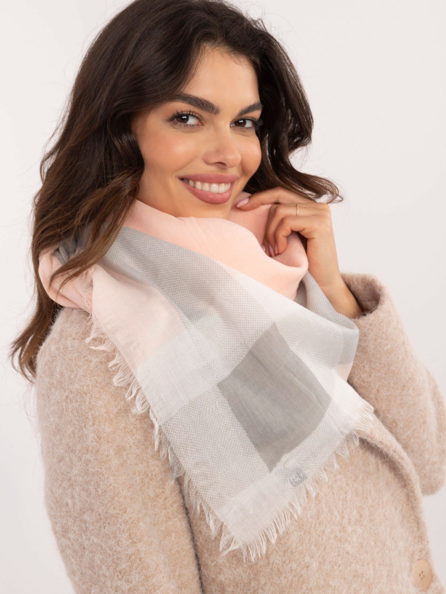 Broskyňová dámska šatka so strapcami AT-CH-S-N16045-1-peach Veľkosť: ONE SIZE
