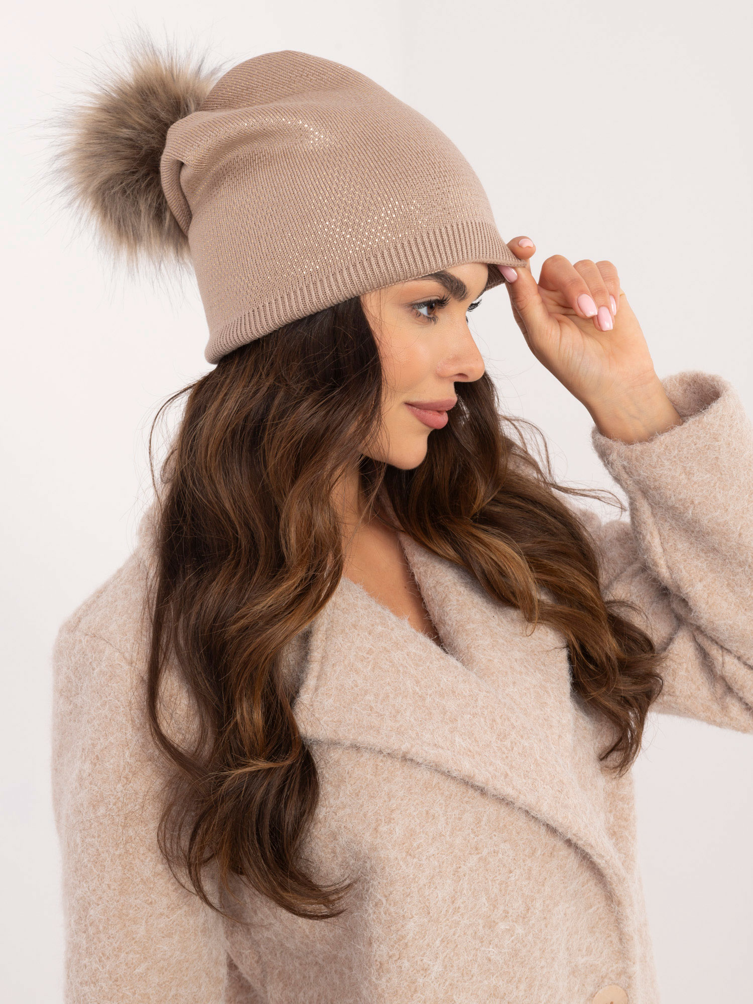 Dámska tmavobéžová čiapka s brmbolcom JK-SK-14.72-dark beige Veľkosť: ONE SIZE