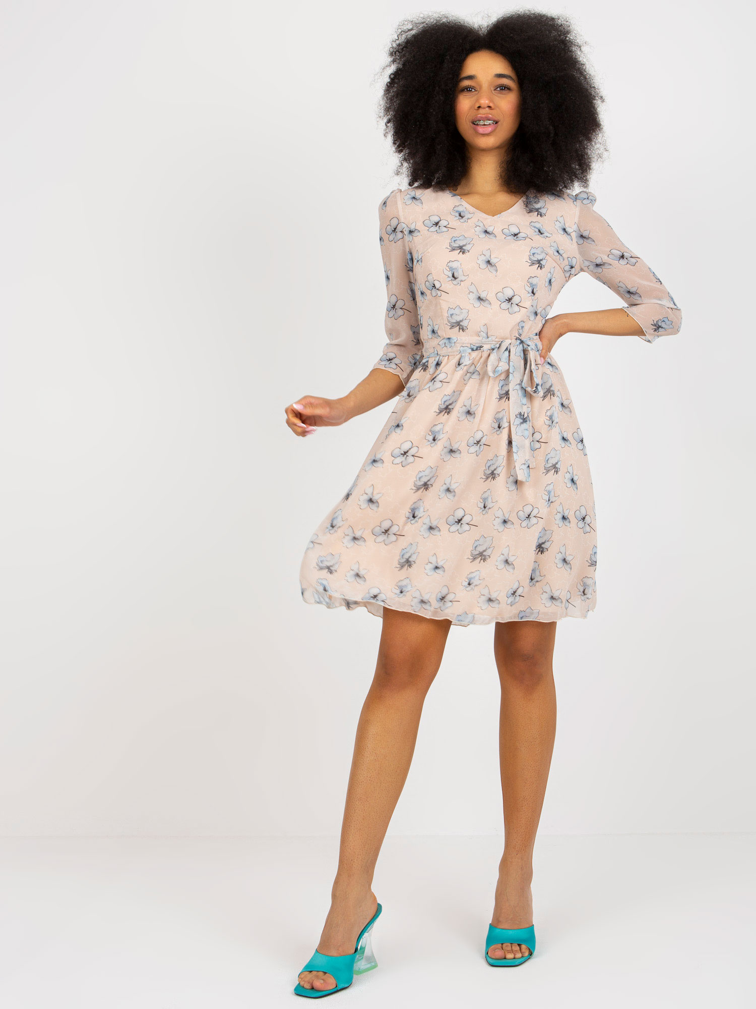 Béžové šaty s kvetinovou potlačou LK-SK-508006.92P-beige Veľkosť: 38