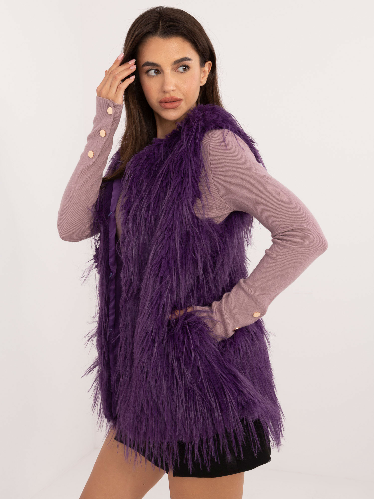 Fialová dámska kožušinová vesta s vreckami AT-KZ-2349-1.50-violet Veľkosť: S/M