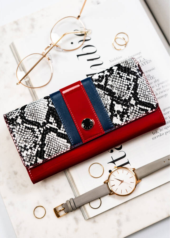 Vínová dámska peňaženka so vzorom hadej kože Peterson Y704 PTN ST-415 Veľkosť: ONE SIZE