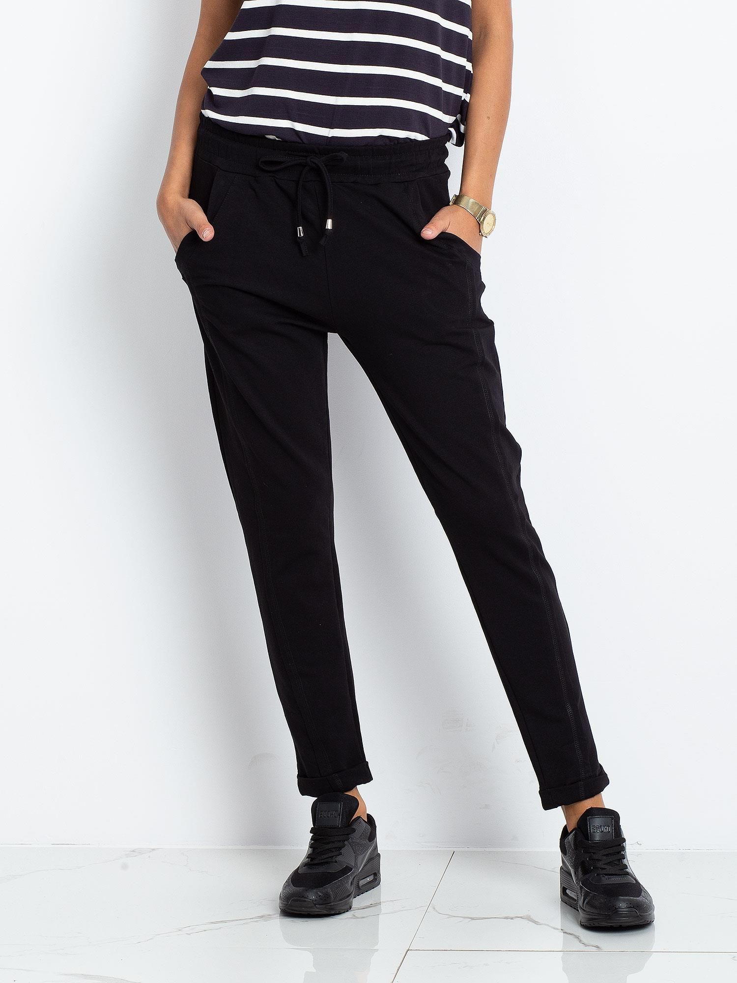 Dámske čierne voľné tepláky -RV-DR-3589.09X-black Veľkosť: S