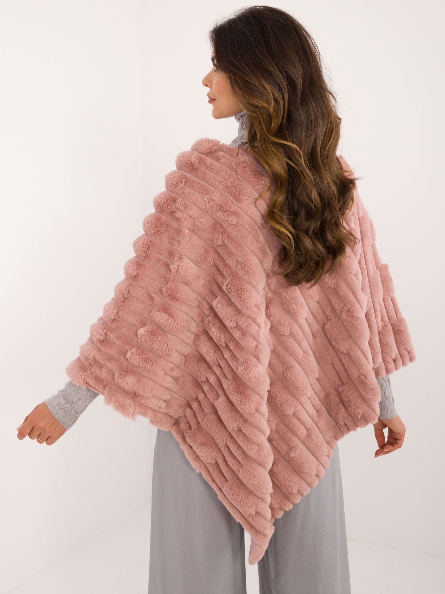 Ružové kožušinové teplé pončo AT-PN-2347.88-pink Veľkosť: ONE SIZE