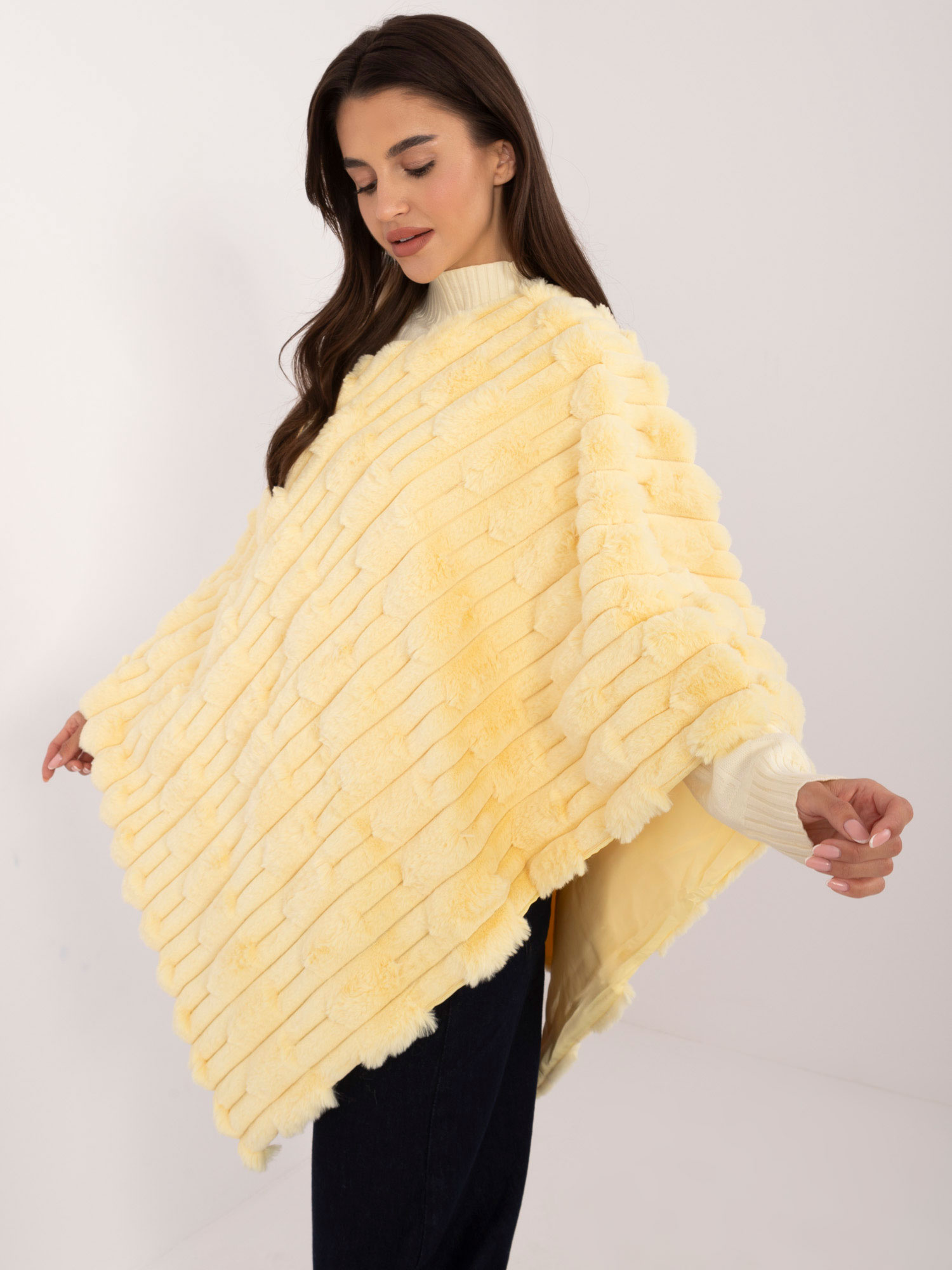 Svetložlté kožušinové teplé pončo AT-PN-2347.88-light yellow Veľkosť: ONE SIZE