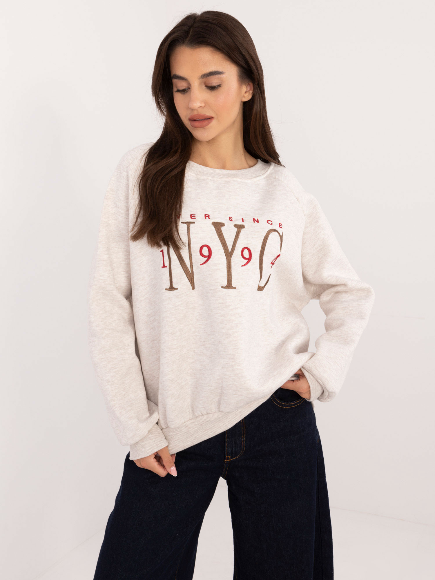 Svetlobéžová mikina s výšivkou NYC EM-BL-857.88-light beige Veľkosť: ONE SIZE