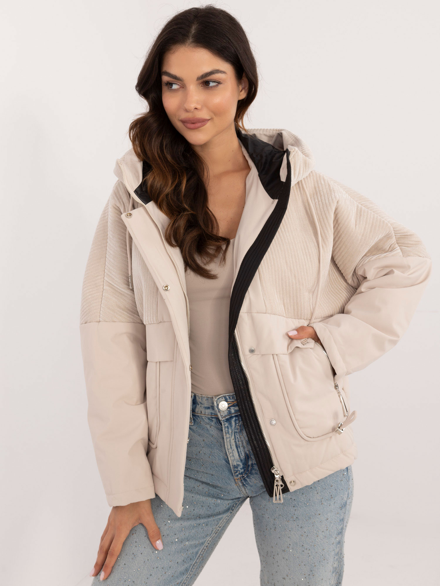 Svetlobéžová dámska prechodná bunda na zips MBM-KR-AJ218.42-light beige Veľkosť: M