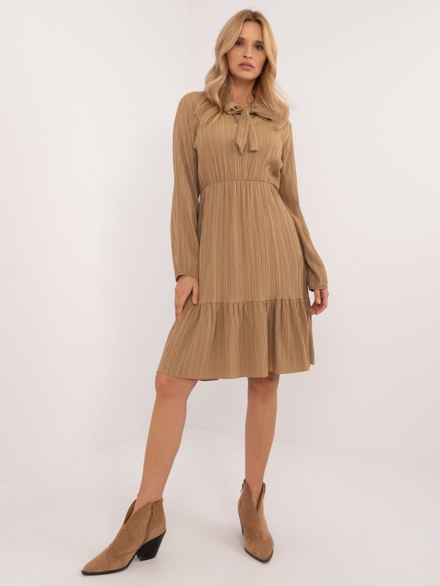 Svetlohnedé mini šaty s dlhým rukávom TW-SK-BI-CB3331.88-light brown Veľkosť: ONE SIZE