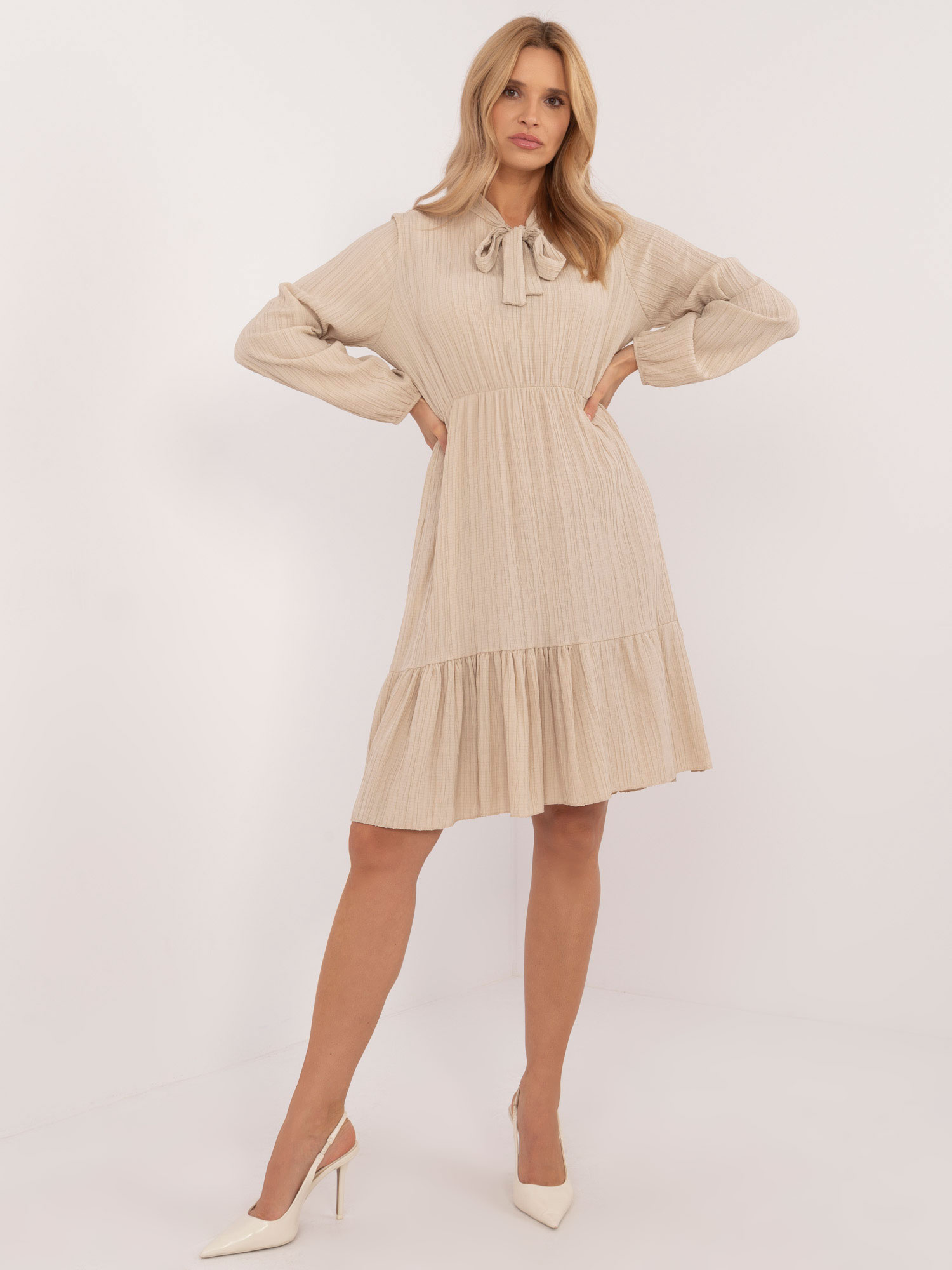 Svetlobéžové mini šaty s dlhým rukávom TW-SK-BI-CB3331.88-light beige Veľkosť: ONE SIZE