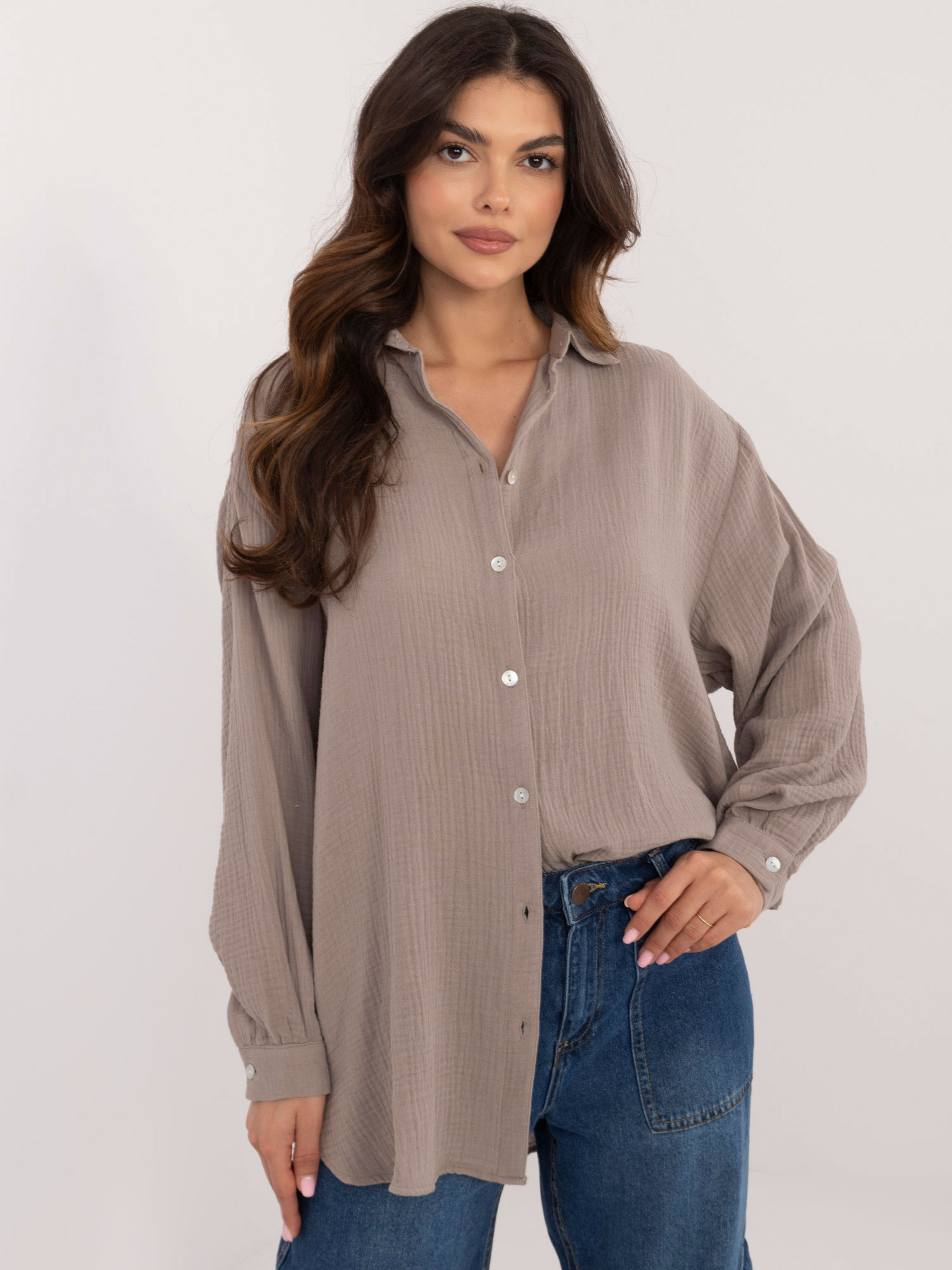Svetlohnedá dámska mušelínová košeľa D70032M11066D1-light brown Veľkosť: M/L