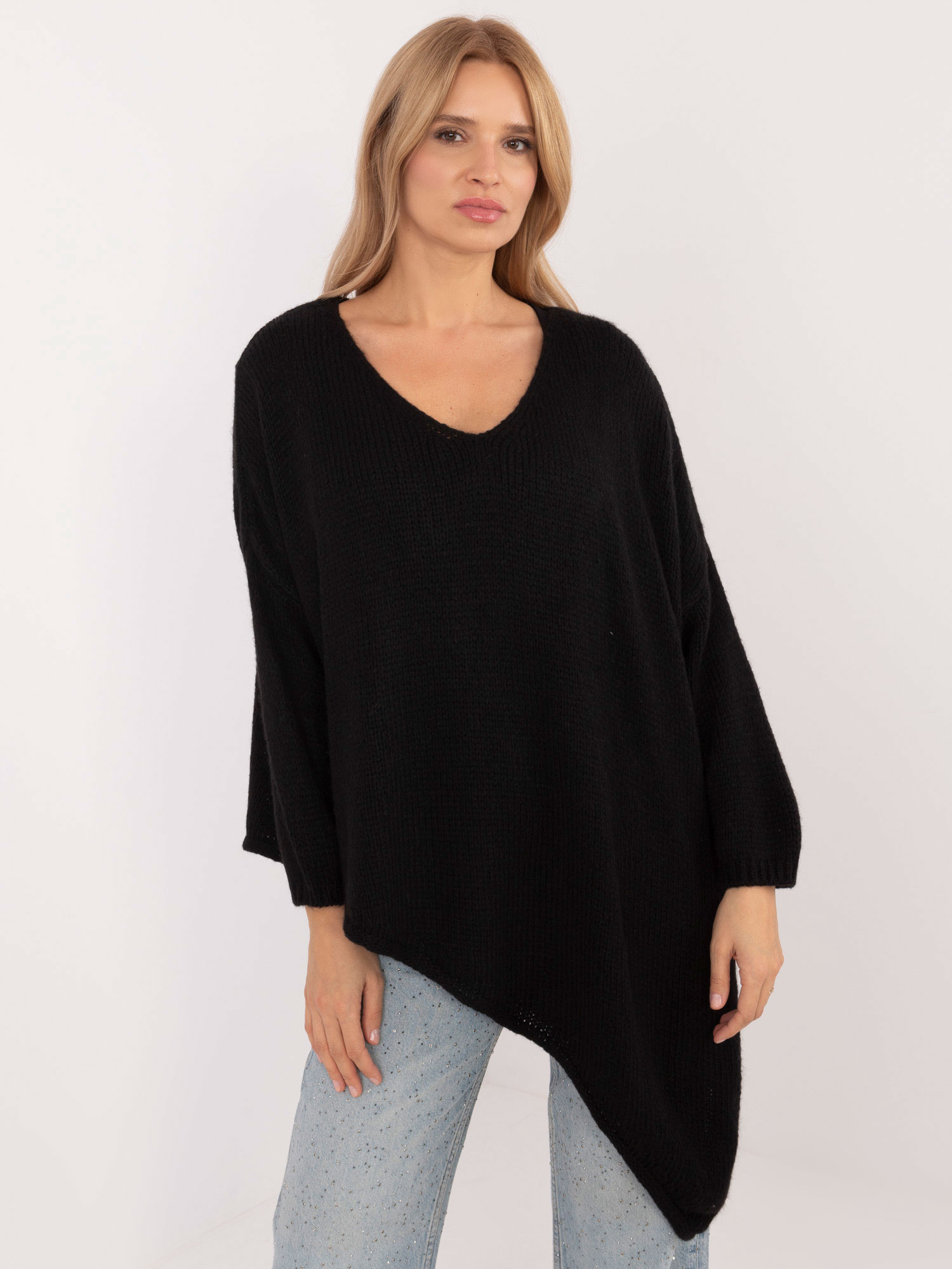 Čierny dámsky asymetrický sveter s výstrihom TW-SW-BI-1925.85-black Veľkosť: ONE SIZE