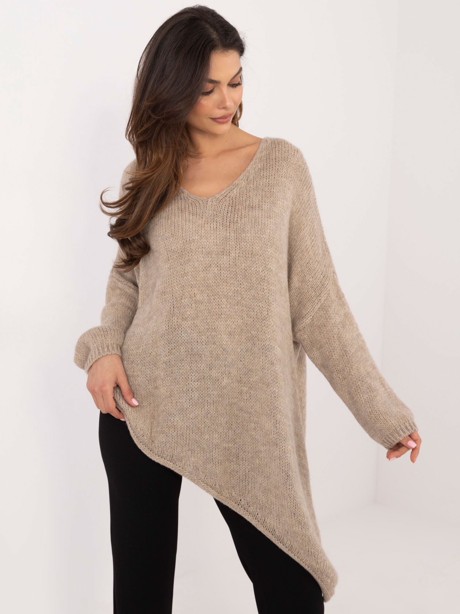 Béžový dámsky asymetrický sveter s výstrihom TW-SW-BI-1925.85-beige Veľkosť: ONE SIZE