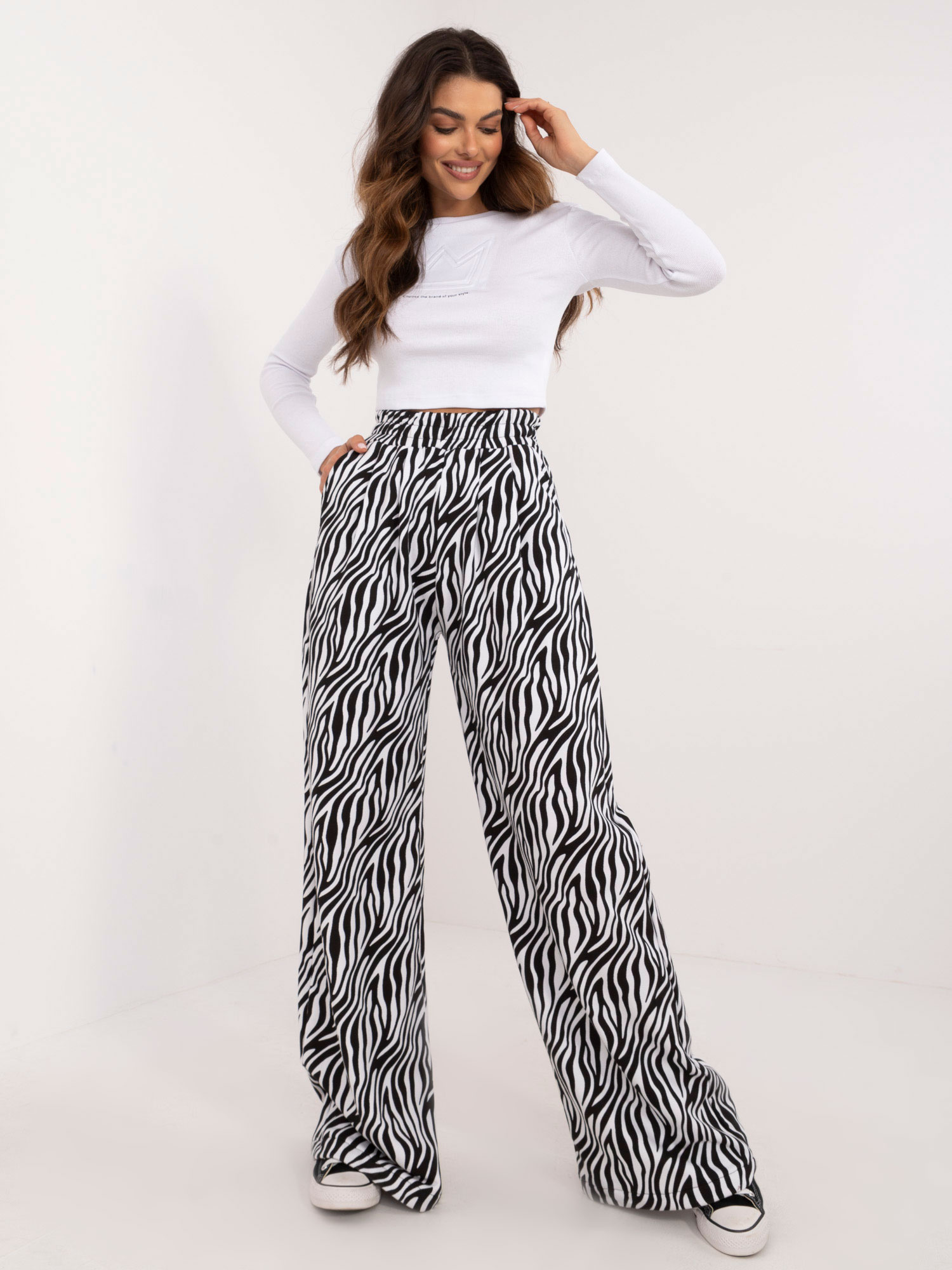 Dámsky komplet - biely crop top a vzorované nohavice EM-KMPL-867.11-white-black Veľkosť: ONE SIZE