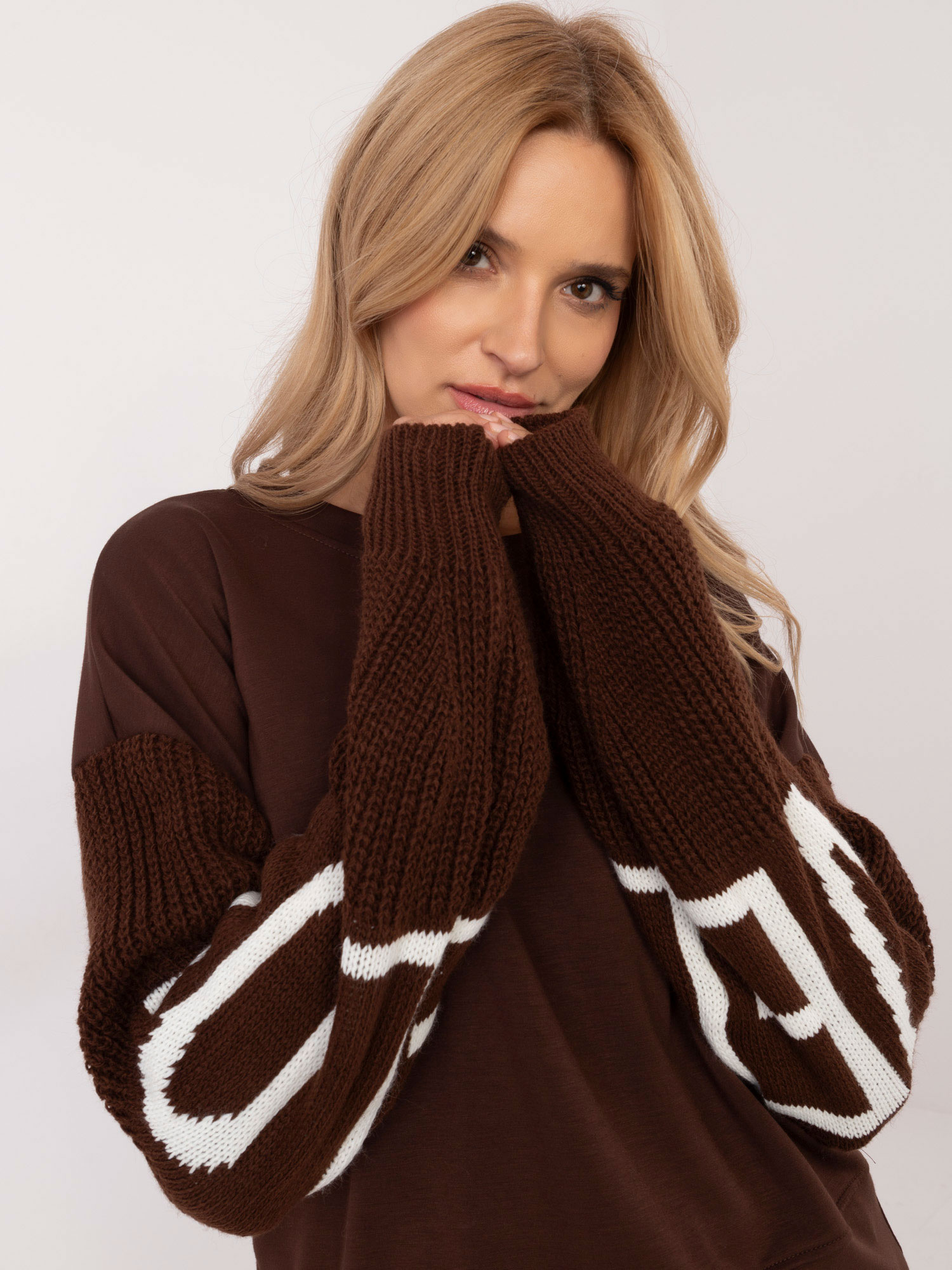 Dámska hnedá mikina s pletenými rukávmi MI-BL-M5975.26P-brown Veľkosť: ONE SIZE