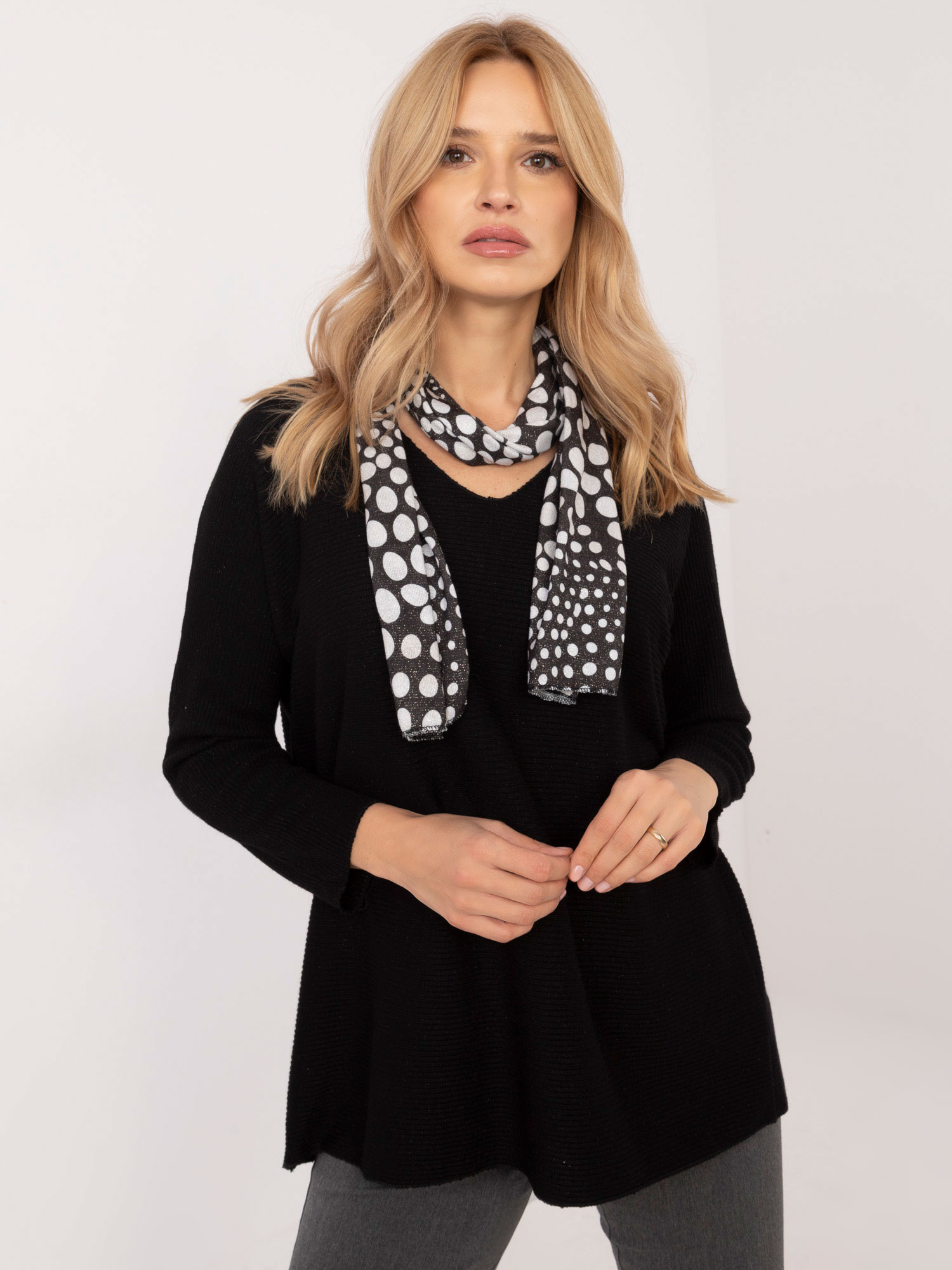 Čierny dámsky oversize sveter s lesklou niťou DHJ-BZ-19226.91-black Veľkosť: ONE SIZE