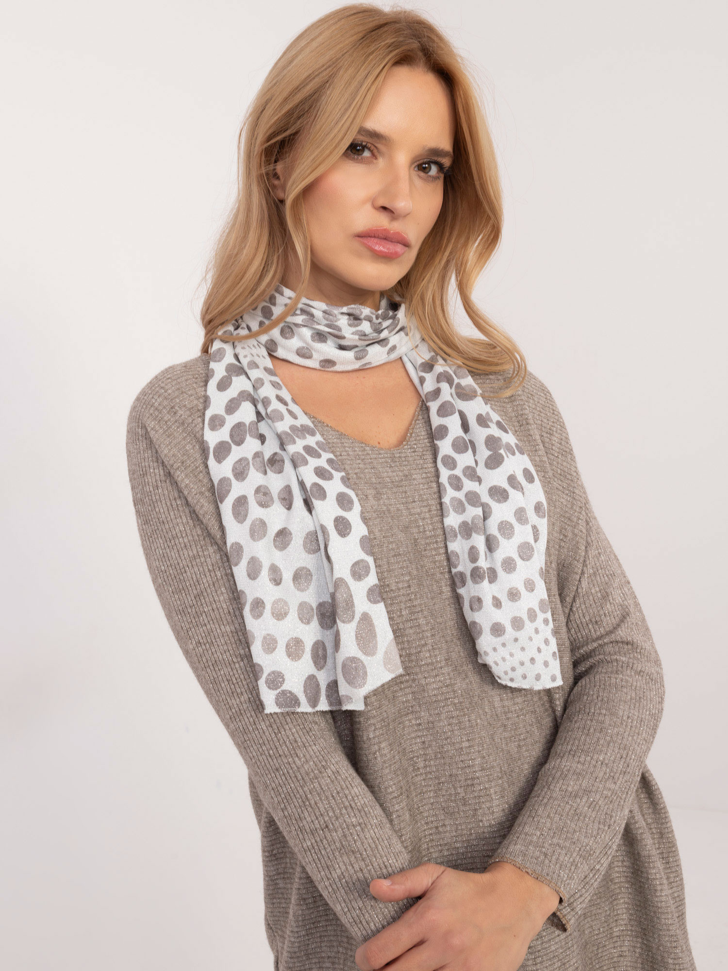 Tmavobéžový dámsky oversize sveter s lesklou niťou DHJ-BZ-19226.91-dark beige Veľkosť: ONE SIZE