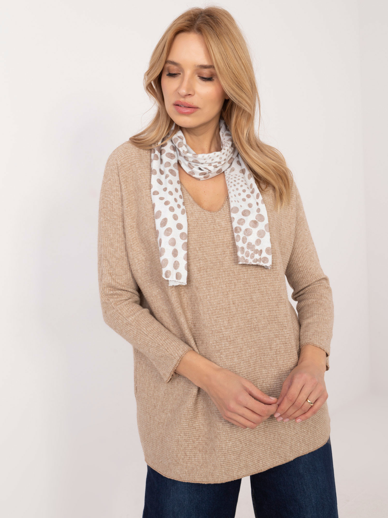 Béžový dámsky oversize sveter s lesklou niťou DHJ-BZ-19226.91-beige Veľkosť: ONE SIZE