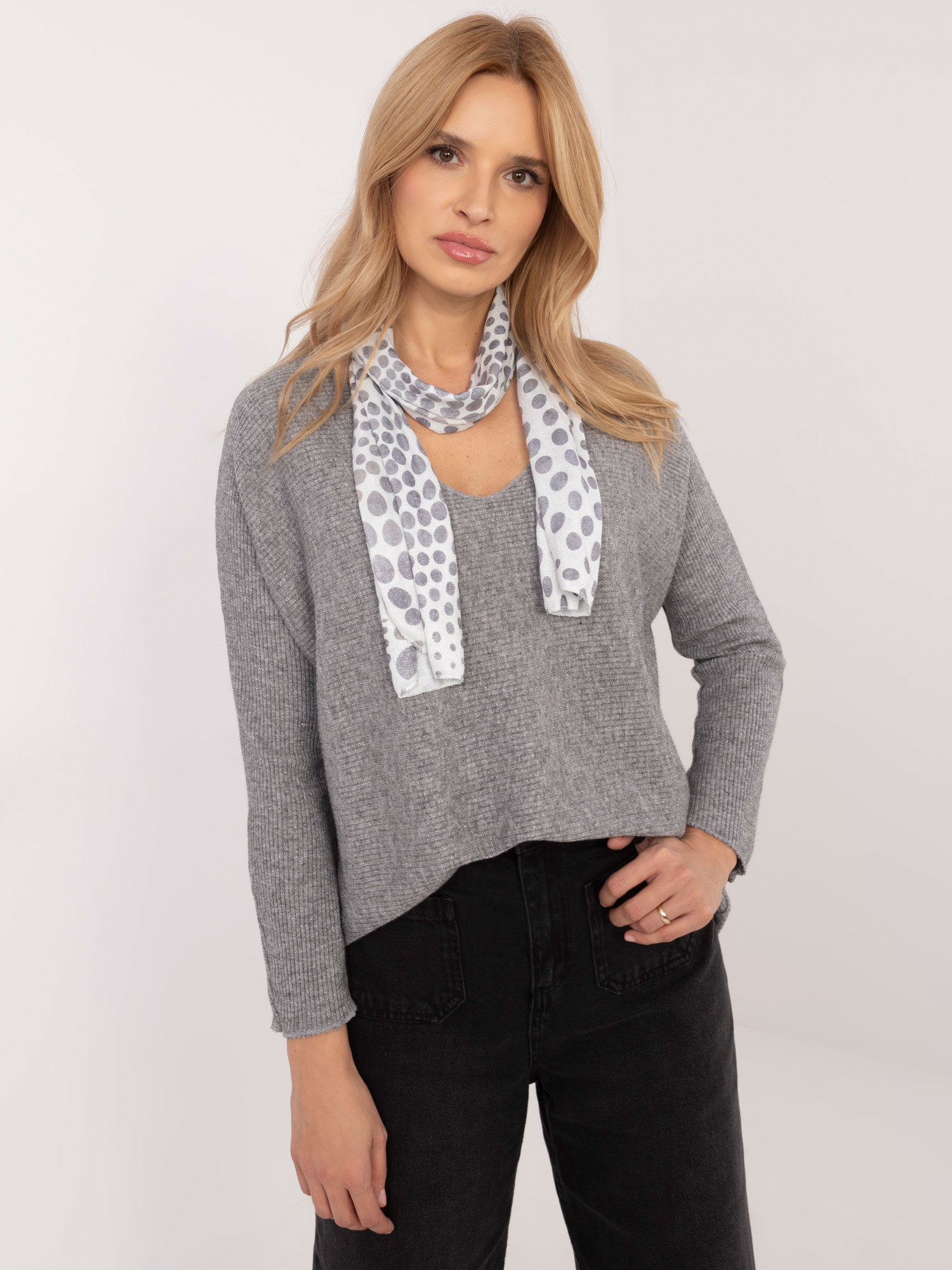 Sivý dámsky oversize sveter s lesklou niťou DHJ-BZ-19226.91-grey Veľkosť: ONE SIZE