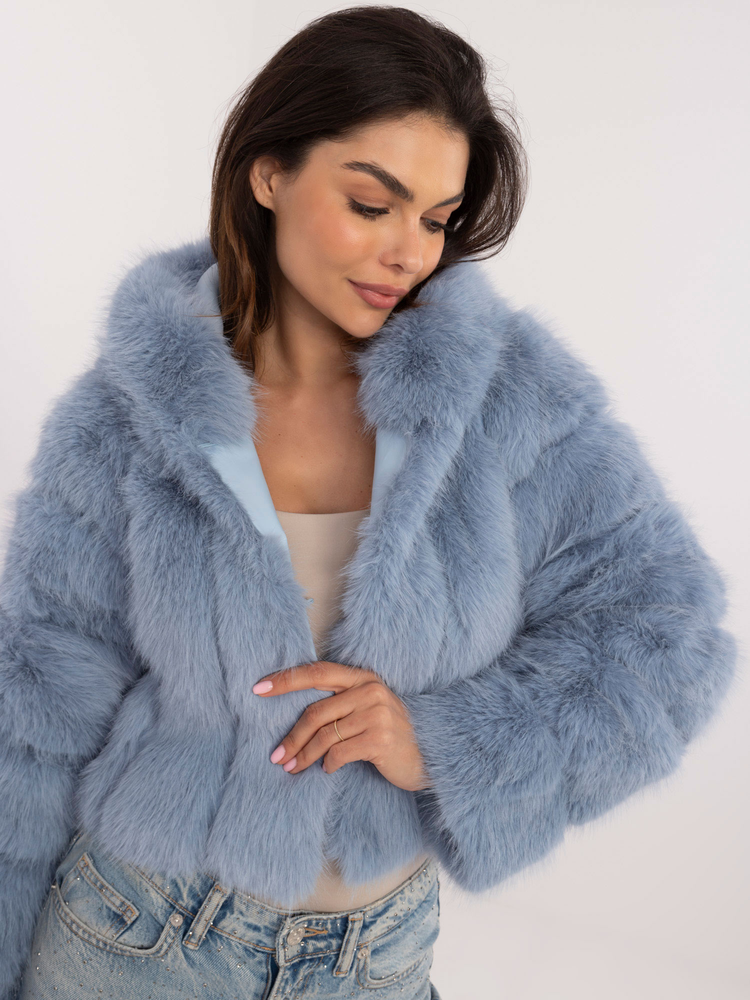 Svetlomodrý dámsky krátky kožúšok s kapucňou AT-KR-2378.97P-light blue Veľkosť: S/M