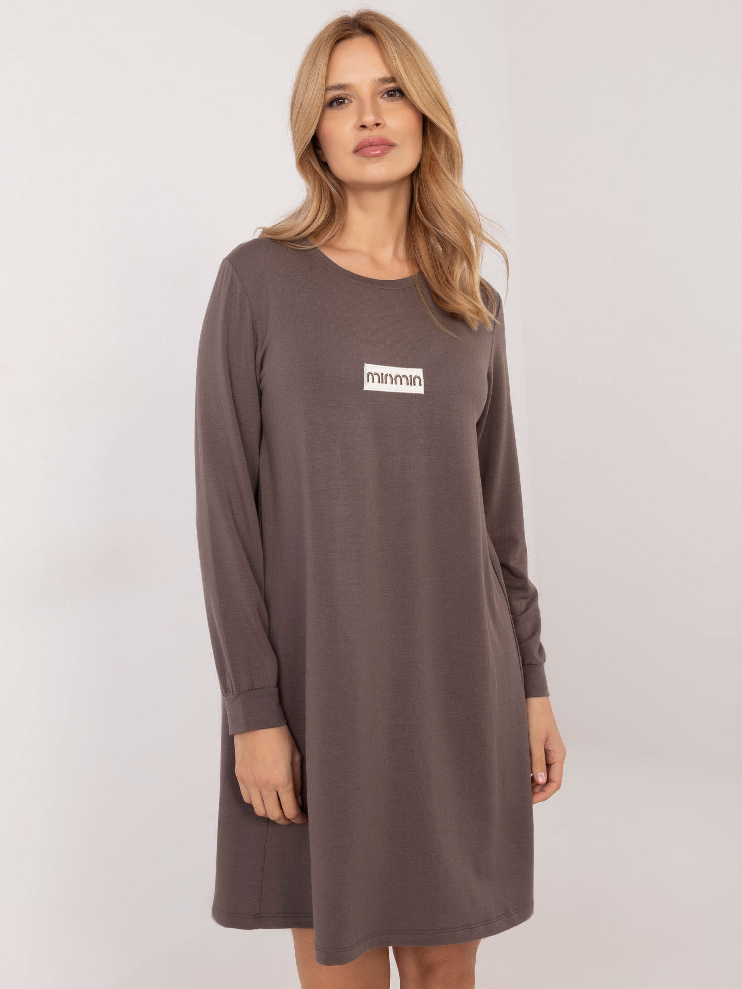 Hnedé dámske mikinové šaty s nášivkou RV-SK-A-165.61-brown Veľkosť: ONE SIZE