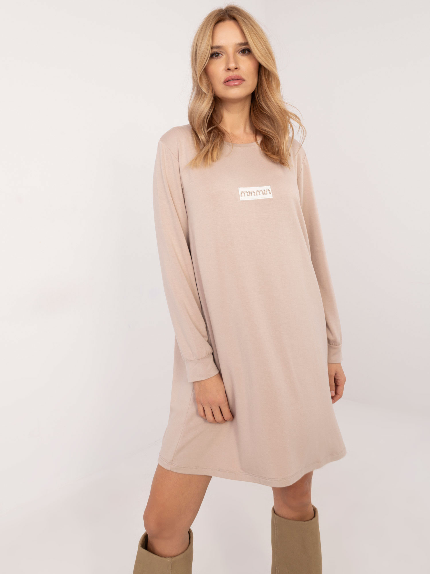 Béžové dámske mikinové šaty s nášivkou RV-SK-A-165.61-beige Veľkosť: ONE SIZE